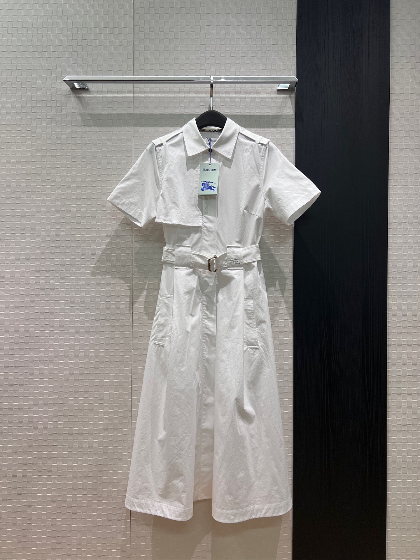 NO:840569,New style lapel short-sleeved dress with rush epaulette design. The long skirt is decorated with a belt. The war horse logo is embroidered on the waist and there are pockets on both sides. Casual commuting. The temperament reduces age. Black and white khaki S-XL,,skirts,T-shirt,19860909新款冲冲肩章设计翻领短袖连衣裙 长裙系腰带装饰 腰部刺绣战马logo两侧有口袋 休闲通勤 气质减龄 黑色白色卡其 S-XL,,skirts,T-shirt,,Women's clothing