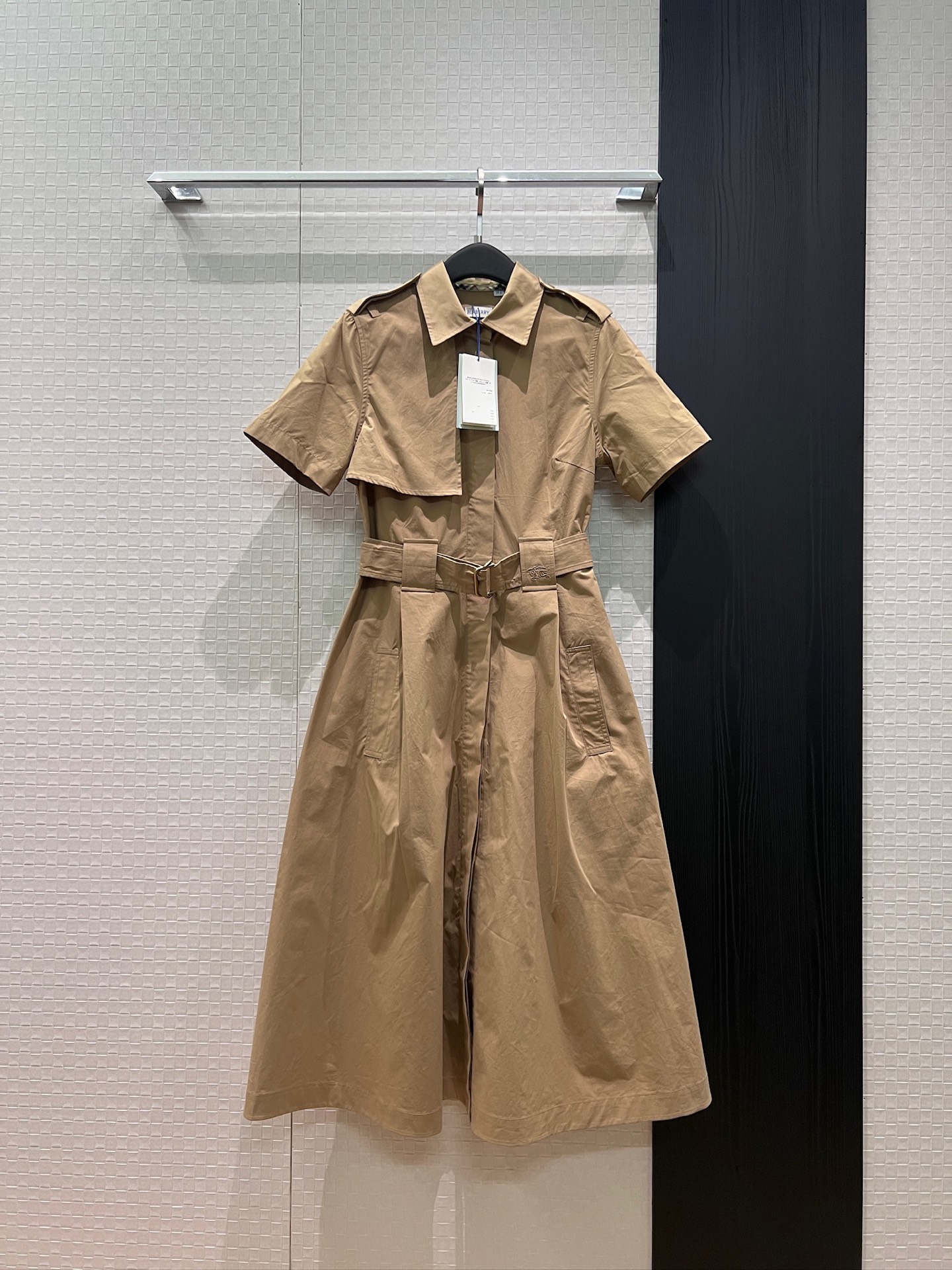 NO:840557,New style lapel short-sleeved dress with rush epaulette design. The long skirt is decorated with a belt. The war horse logo is embroidered on the waist and there are pockets on both sides. Casual commuting. The temperament reduces age. Black and white khaki S-XL,,skirts,T-shirt,19860909新款冲冲肩章设计翻领短袖连衣裙 长裙系腰带装饰 腰部刺绣战马logo两侧有口袋 休闲通勤 气质减龄 黑色白色卡其 S-XL,,skirts,T-shirt,,Women's clothing