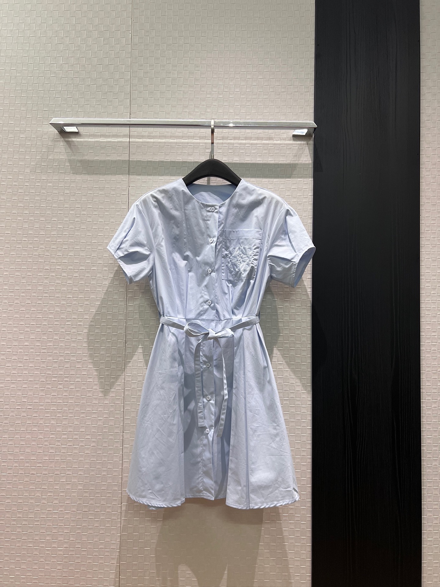 NO:840533,New Loewe chest embroidered logo badge pocket, round neck puff short-sleeved dress with belt and bow, pleated waist, pockets on both sides, black blue khaki S-XL,,loewe,skirts,T-shirt,19860909新款Loewe胸前刺绣logo徽章口袋 圆领泡泡短袖连衣裙系腰带蝴蝶结 褶皱收腰 两侧有口袋黑色蓝色卡其 S-XL,,loewe,skirts,T-shirt,,Women's clothing