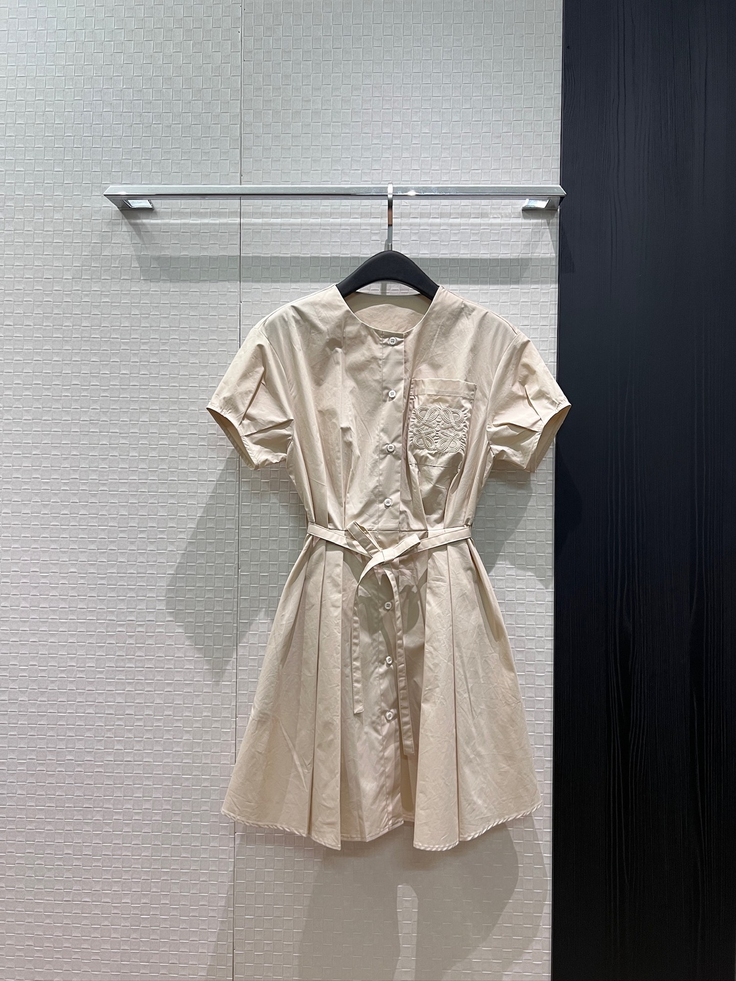 NO:840543,New Loewe chest embroidered logo badge pocket, round neck puff short-sleeved dress with belt and bow, pleated waist, pockets on both sides, black blue khaki S-XL,,loewe,skirts,T-shirt,19860909新款Loewe胸前刺绣logo徽章口袋 圆领泡泡短袖连衣裙系腰带蝴蝶结 褶皱收腰 两侧有口袋黑色蓝色卡其 S-XL,,loewe,skirts,T-shirt,,Women's clothing