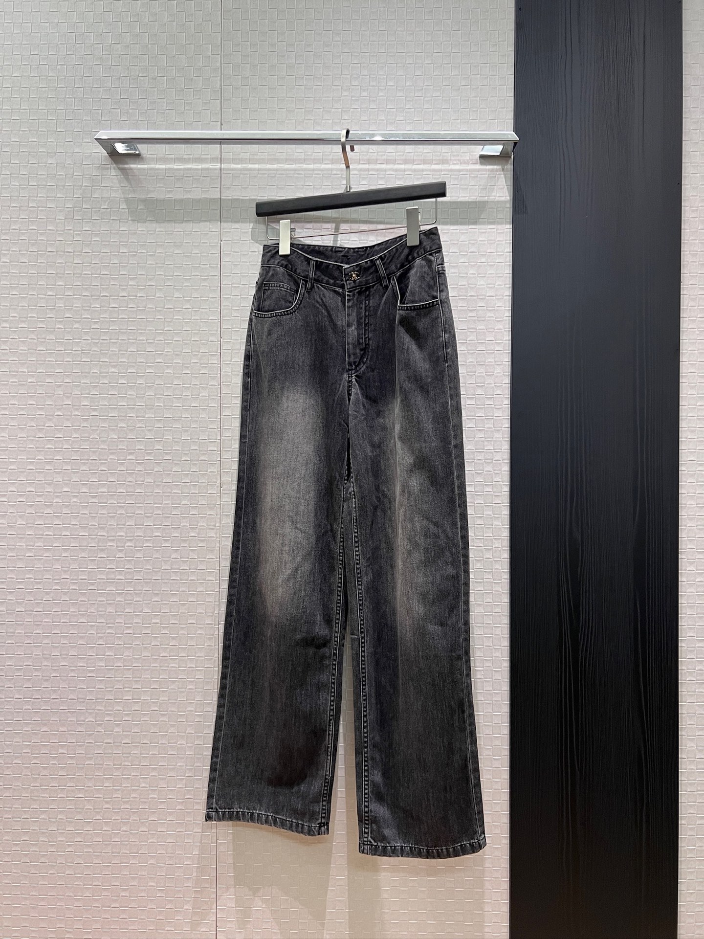 NO:840555,New double C twist button, simple washed straight jeans, molded hardware, logo accessories, slim fit, fashionable and versatile, carbon black, light blue and white SML,,jeans,19860909新款双C扭扣 简约洗水直筒牛仔裤开模五金 Logo配件 修身显瘦 时尚百搭碳黑浅蓝白色 SML,,jeans,,Women's clothing