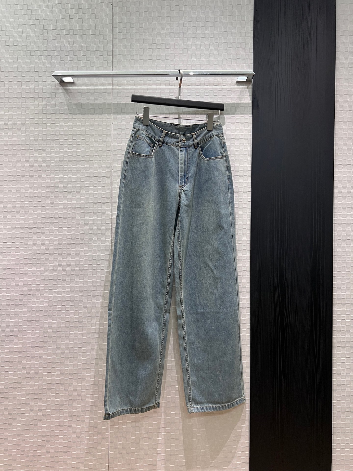 NO:840567,New double C twist button, simple washed straight jeans, molded hardware, logo accessories, slim fit, fashionable and versatile, carbon black, light blue and white SML,,jeans,19860909新款双C扭扣 简约洗水直筒牛仔裤开模五金 Logo配件 修身显瘦 时尚百搭碳黑浅蓝白色 SML,,jeans,,Women's clothing
