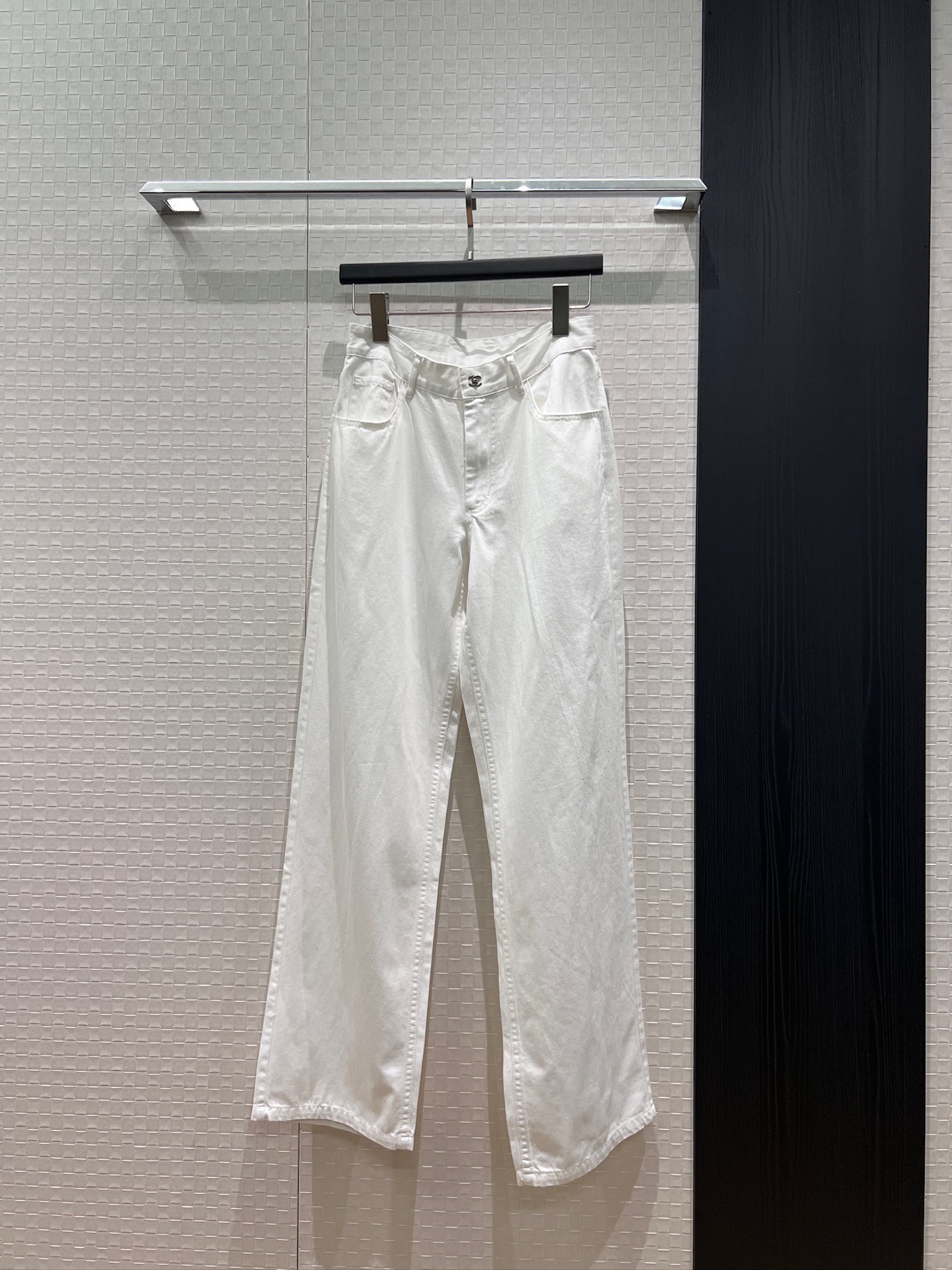 NO:840524,New double C twist button, simple washed straight jeans, molded hardware, logo accessories, slim fit, fashionable and versatile, carbon black, light blue and white SML,,jeans,19860909新款双C扭扣 简约洗水直筒牛仔裤开模五金 Logo配件 修身显瘦 时尚百搭碳黑浅蓝白色 SML,,jeans,,Women's clothing