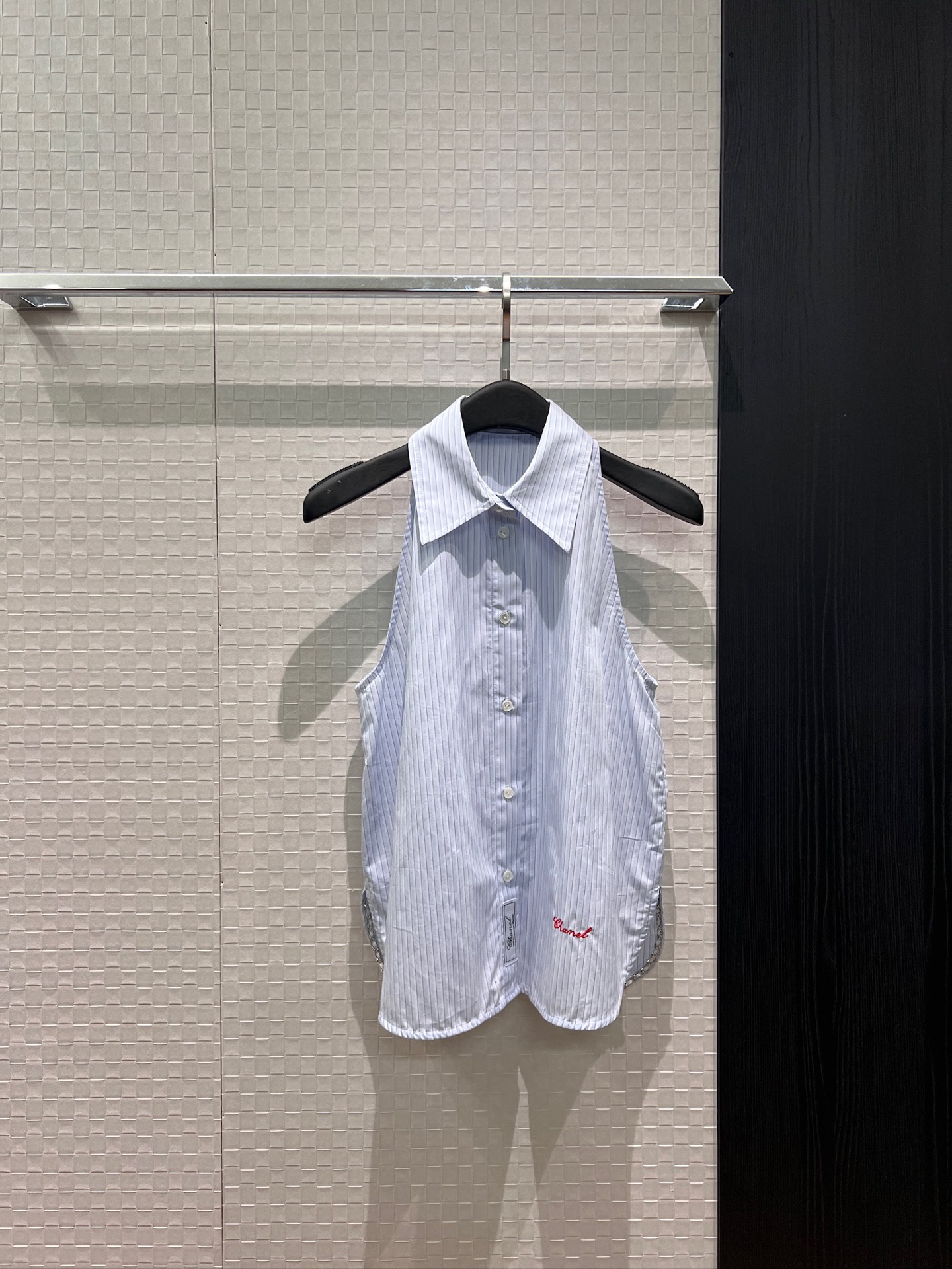 NO:840534,New style lapel sleeveless halter top, embroidered logo on the hem, fashionable style, slim and versatile striped blue/white SML,,19860909新款翻领无袖挂脖背心上衣 下摆刺绣logo徽标时尚气质 显瘦百搭条纹蓝/白色SML,,,Women's clothing