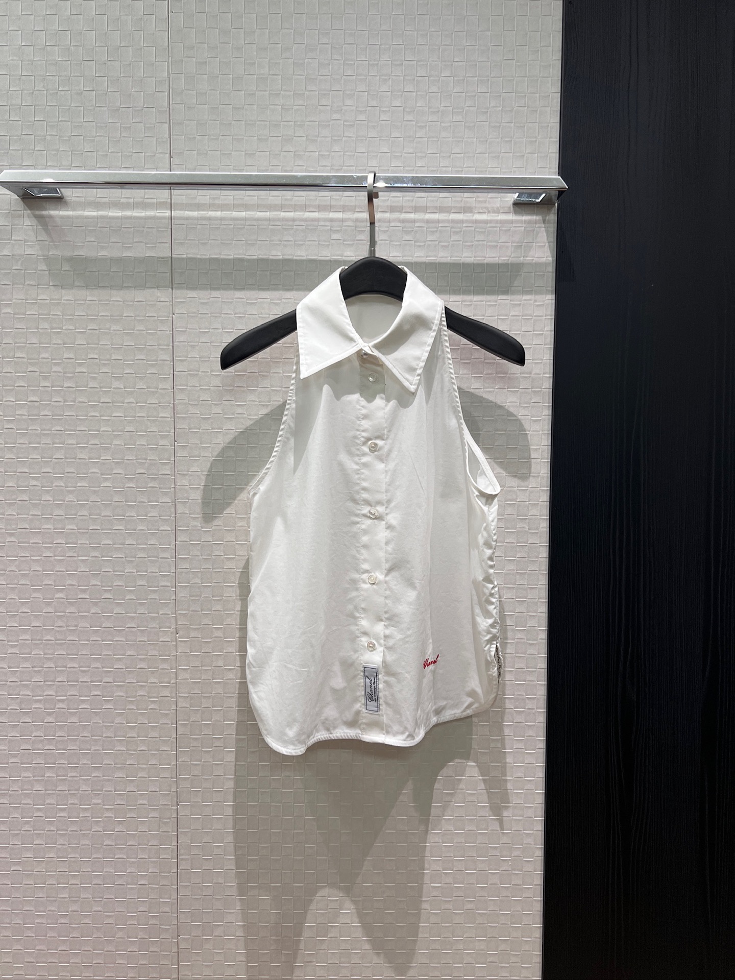 NO:840546,New style lapel sleeveless halter top, embroidered logo on the hem, fashionable style, slim and versatile striped blue/white SML,,19860909新款翻领无袖挂脖背心上衣 下摆刺绣logo徽标时尚气质 显瘦百搭条纹蓝/白色SML,,,Women's clothing