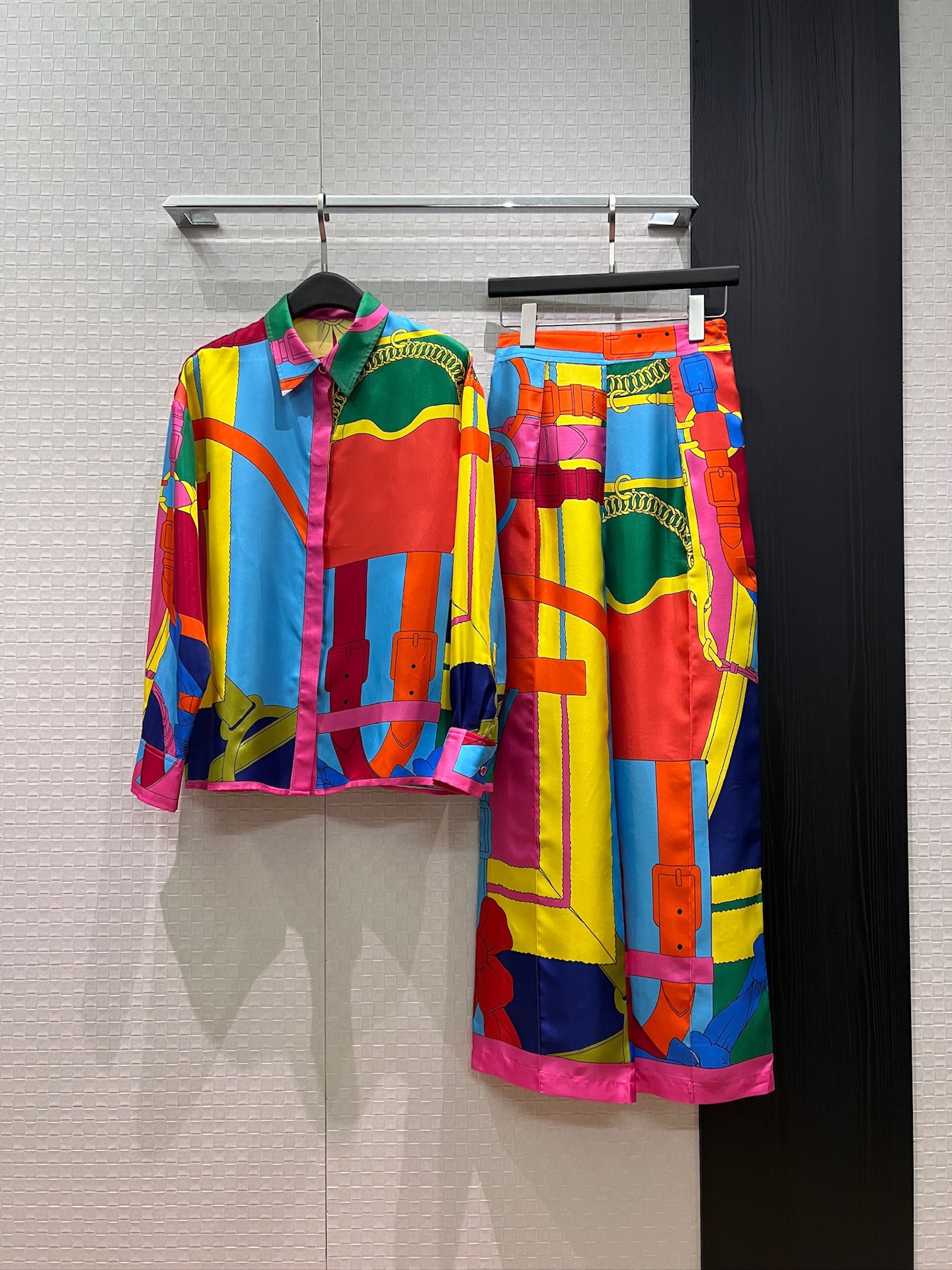 NO:840556,Shirt Pants New patterned printed silk twill shirt, patterned silk wide-leg pants, fashionable and versatile, with a lazy temperament. Elastic waistband stitching. Can be worn as one set or separately. S-XL shirt 82480360 Pants 82480360,,real silk,19860909衬衣 裤子 新款定位印花真丝斜纹衬衣定位花真丝阔腿裤时尚百搭 气质慵懒 腰围松紧带拼接 可一套或分开搭 S-XL 衬衣82480360 裤子82480360,,real silk,,Women's clothing