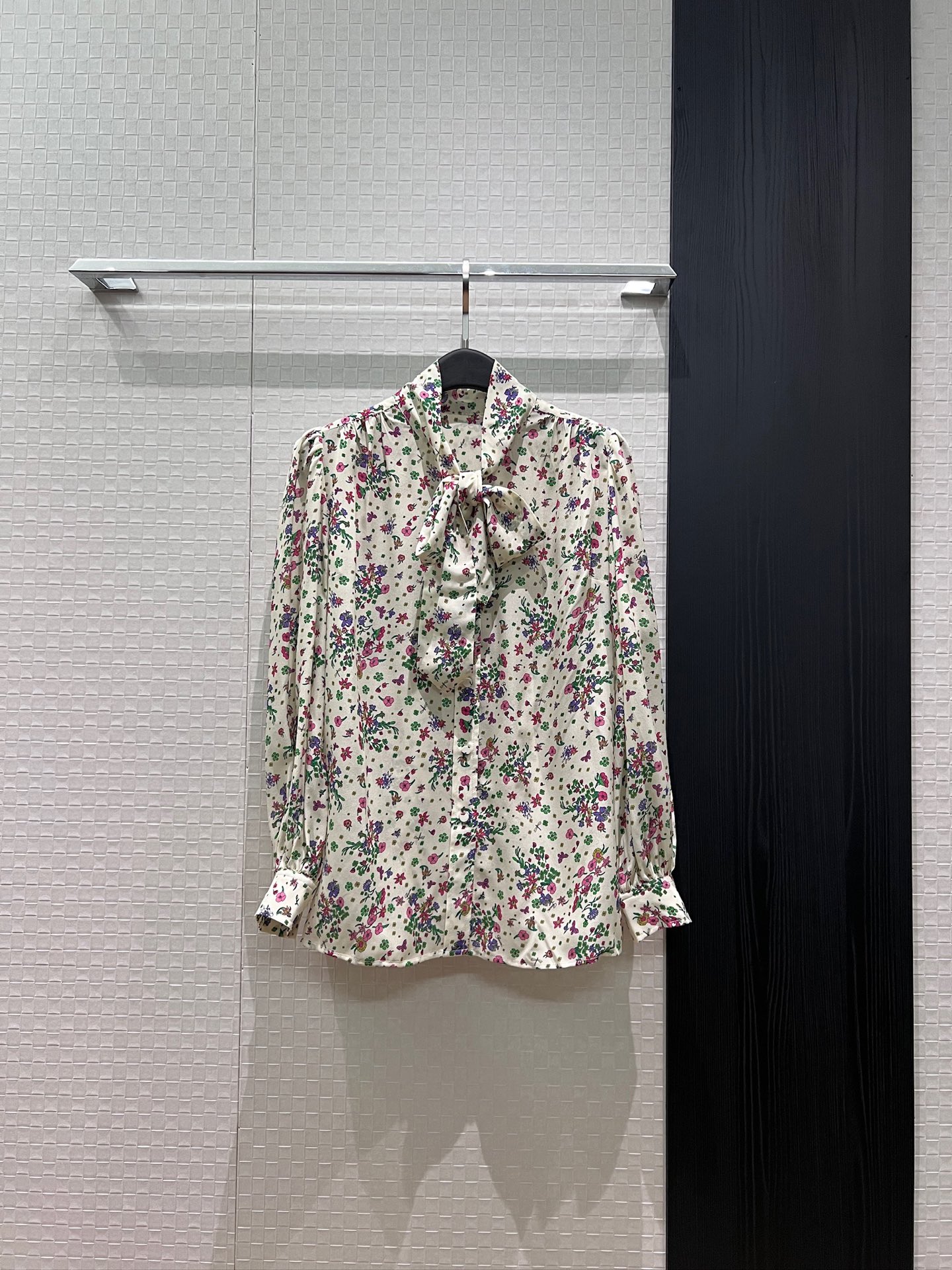 NO:840562,New French style floral, stand collar ribbon bow decoration, silk twill long-sleeved shirt, lantern sleeve design is simple and fashionable, elegant and versatile for commuting, a must-have for age reduction S-XL,,real silk,19860909新款法式小碎花 立领飘带蝴蝶结装饰 真丝斜纹长袖衬衣 灯笼袖设计简约时尚 通勤优雅气质百搭 减龄必备 S-XL,,real silk,,Women's clothing
