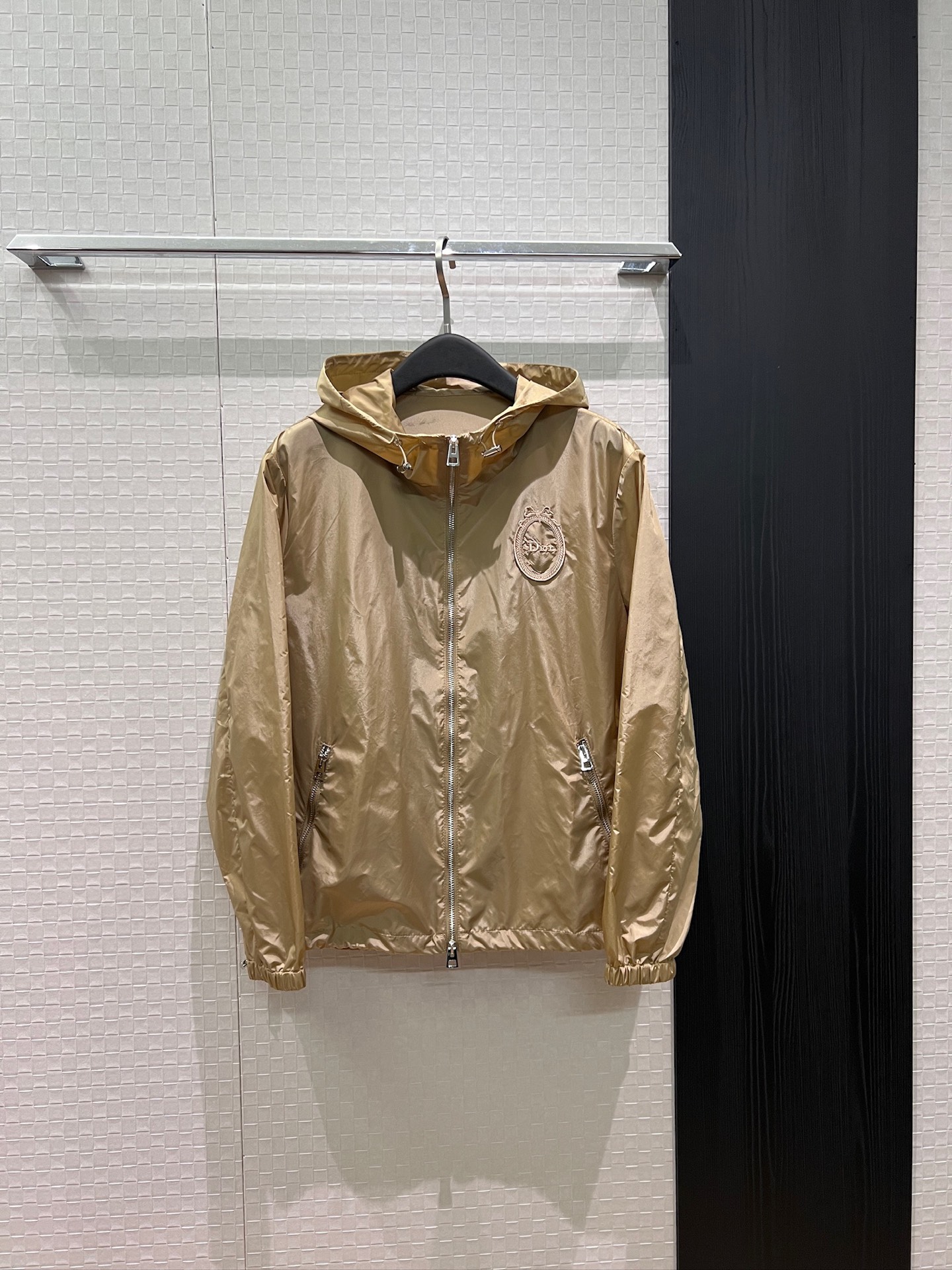 NO:840573,New recommended embroidery logo magic mirror badge decoration hooded nylon windbreaker jacket hem drawstring waist elastic cuffs loose casual fashion versatile essential for age reduction khaki blue pink SML,,jackets & coats,hats,19860909新款推荐刺绣logo魔镜徽章装饰 连帽尼龙风衣外套下摆抽绳收腰 松紧袖口 宽松休闲时尚百搭 减龄必备 卡其蓝色粉色 SML,,jackets & coats,hats,,Women's clothing