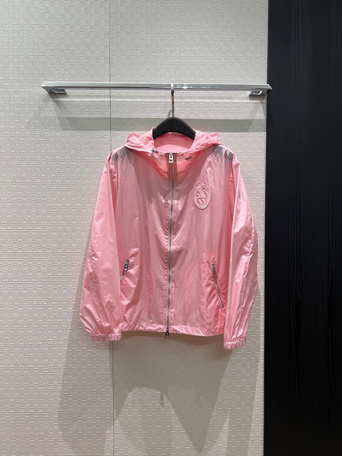 NO:840590,New recommended embroidery logo magic mirror badge decoration hooded nylon windbreaker jacket hem drawstring waist elastic cuffs loose casual fashion versatile essential for age reduction khaki blue pink SML,,jackets & coats,hats,19860909新款推荐刺绣logo魔镜徽章装饰 连帽尼龙风衣外套下摆抽绳收腰 松紧袖口 宽松休闲时尚百搭 减龄必备 卡其蓝色粉色 SML,,jackets & coats,hats,,Women's clothing