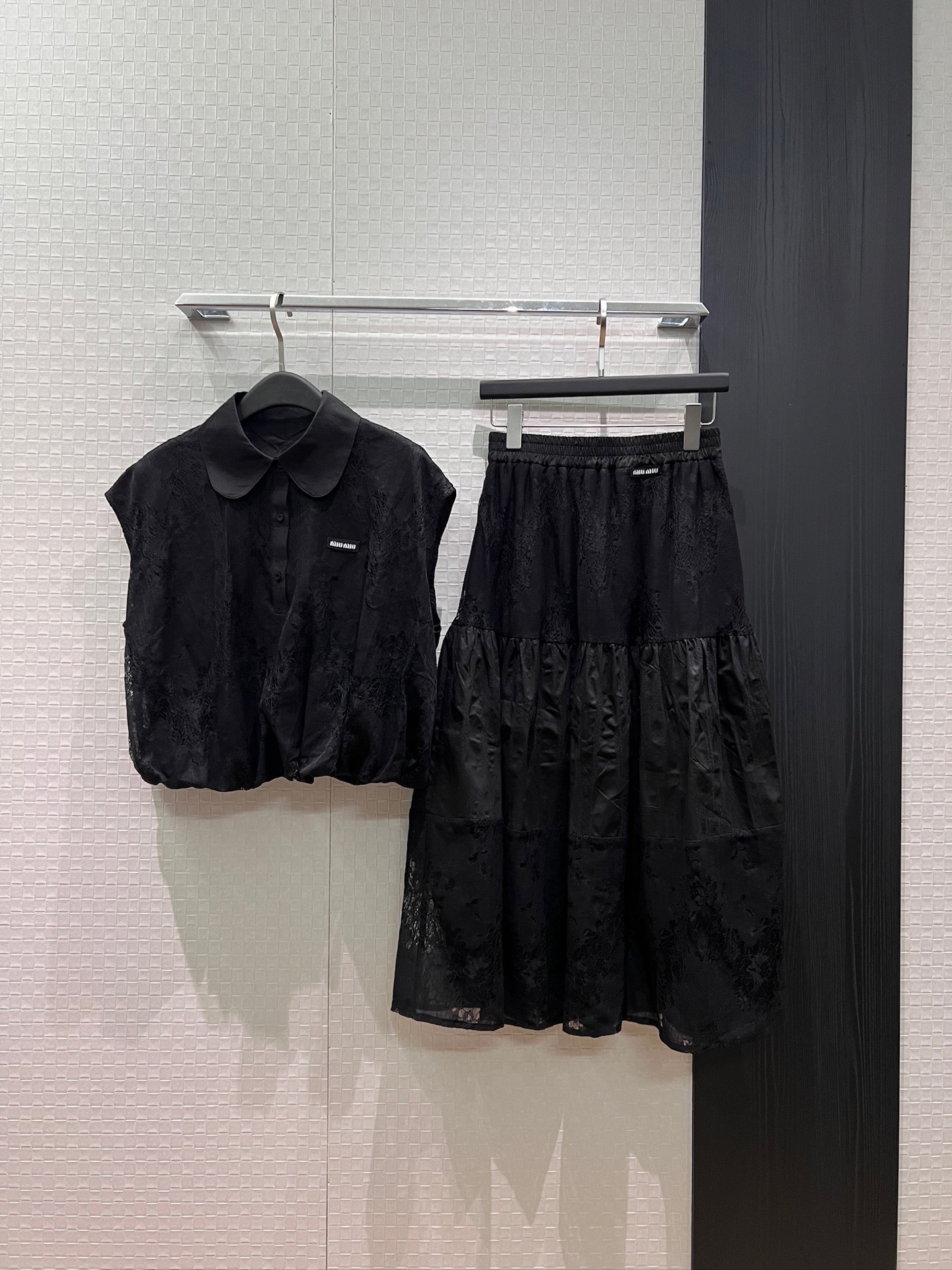 NO:840598,Tops and skirts New miu style doll collar lace short sleeveless tops with elastic waist and spliced ​​lace skirts miu letter logo decoration sweet temperament cute and age-reducing black and white SML,,miumiu,skirts,19860909上衣 半裙 新款miu系娃娃领蕾丝短款无袖上衣松紧腰拼接蕾丝半裙 miu字母标志装饰气质甜美 可爱减龄 黑色白色 SML,,miumiu,skirts,,Women's clothing