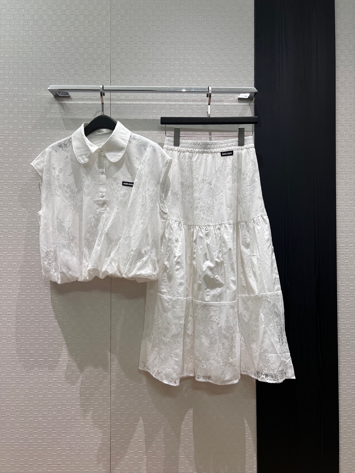 NO:840606,Tops and skirts New miu style doll collar lace short sleeveless tops with elastic waist and spliced ​​lace skirts miu letter logo decoration sweet temperament cute and age-reducing black and white SML,,miumiu,skirts,19860909上衣 半裙 新款miu系娃娃领蕾丝短款无袖上衣松紧腰拼接蕾丝半裙 miu字母标志装饰气质甜美 可爱减龄 黑色白色 SML,,miumiu,skirts,,Women's clothing