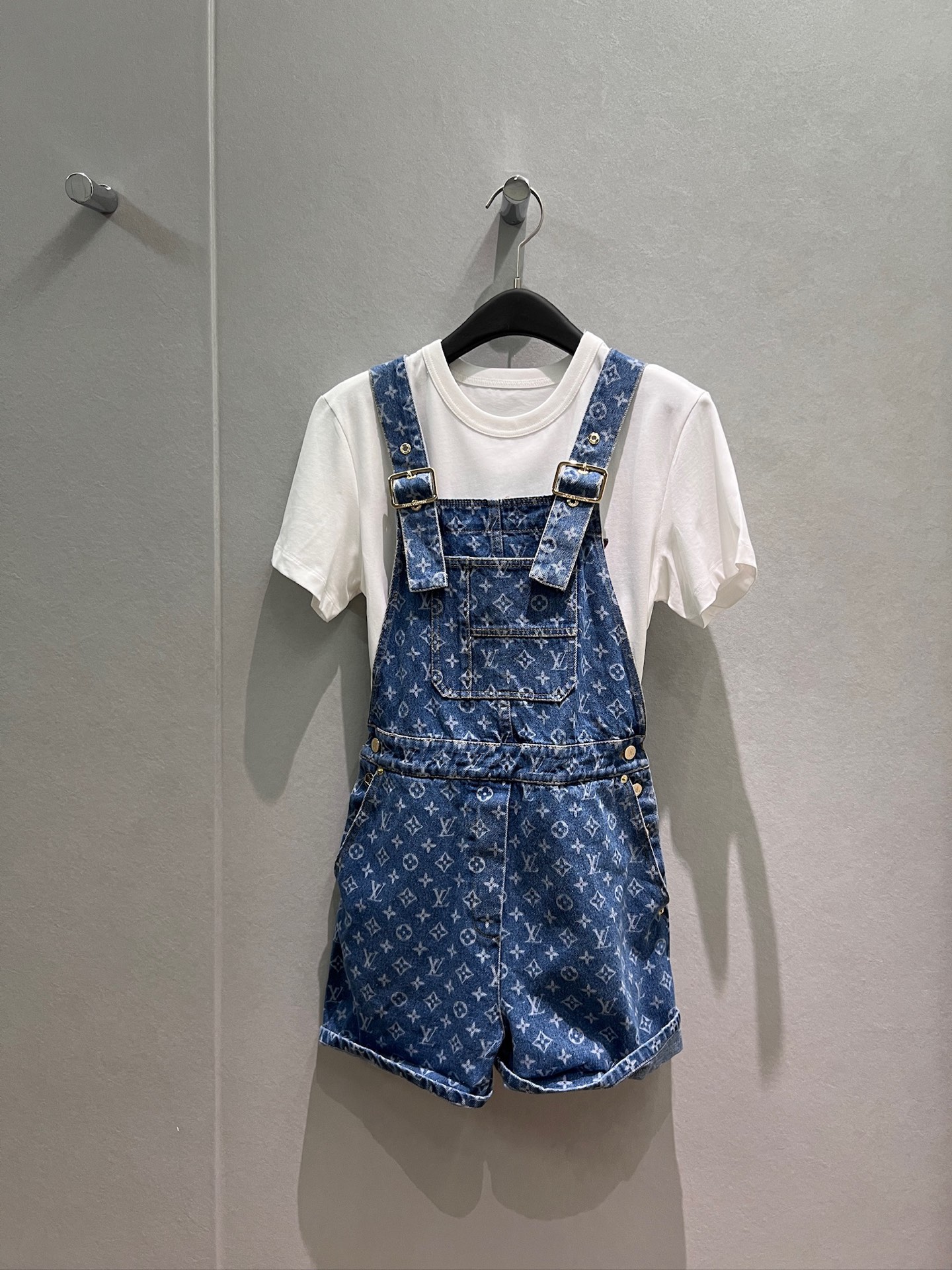 NO:841292,New presbyopia laser printed bib denim shorts, rolled hem design, hardware accessories mold opening, casual and cute, age-reducing and versatile S-XL,,shorts,19860909新款老花激光印花背带牛仔短裤 卷边裤脚设计五金配件开模 休闲可爱 减龄百搭S-XL,,shorts,,Women's clothing