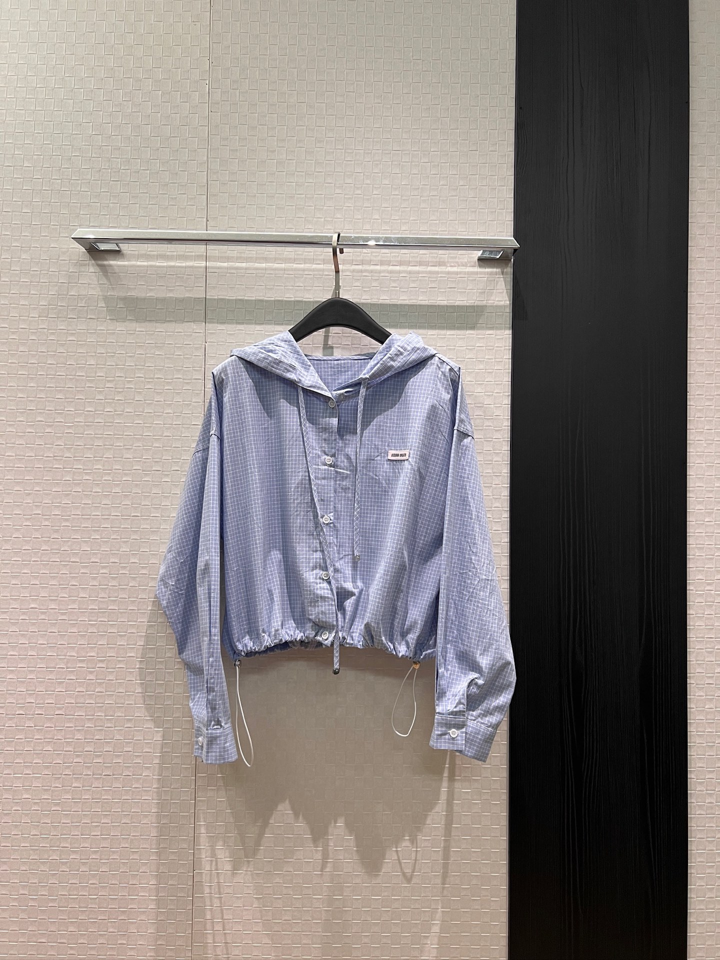 NO:841248,New miu style plaid hooded shirt. Loose and short style with logo label decoration on the chest. The drawstring at the hem can be used to tighten the waist, making it slimmer, sweeter and more versatile. Blue plaid/white plaid SML,,miumiu,hats,19860909新款miu系格纹连帽衬衣 宽松短款胸前logo标签装饰 下摆抽绳可收腰显瘦甜美可爱 减龄百搭 蓝格/白格 SML,,miumiu,hats,,Women's clothing
