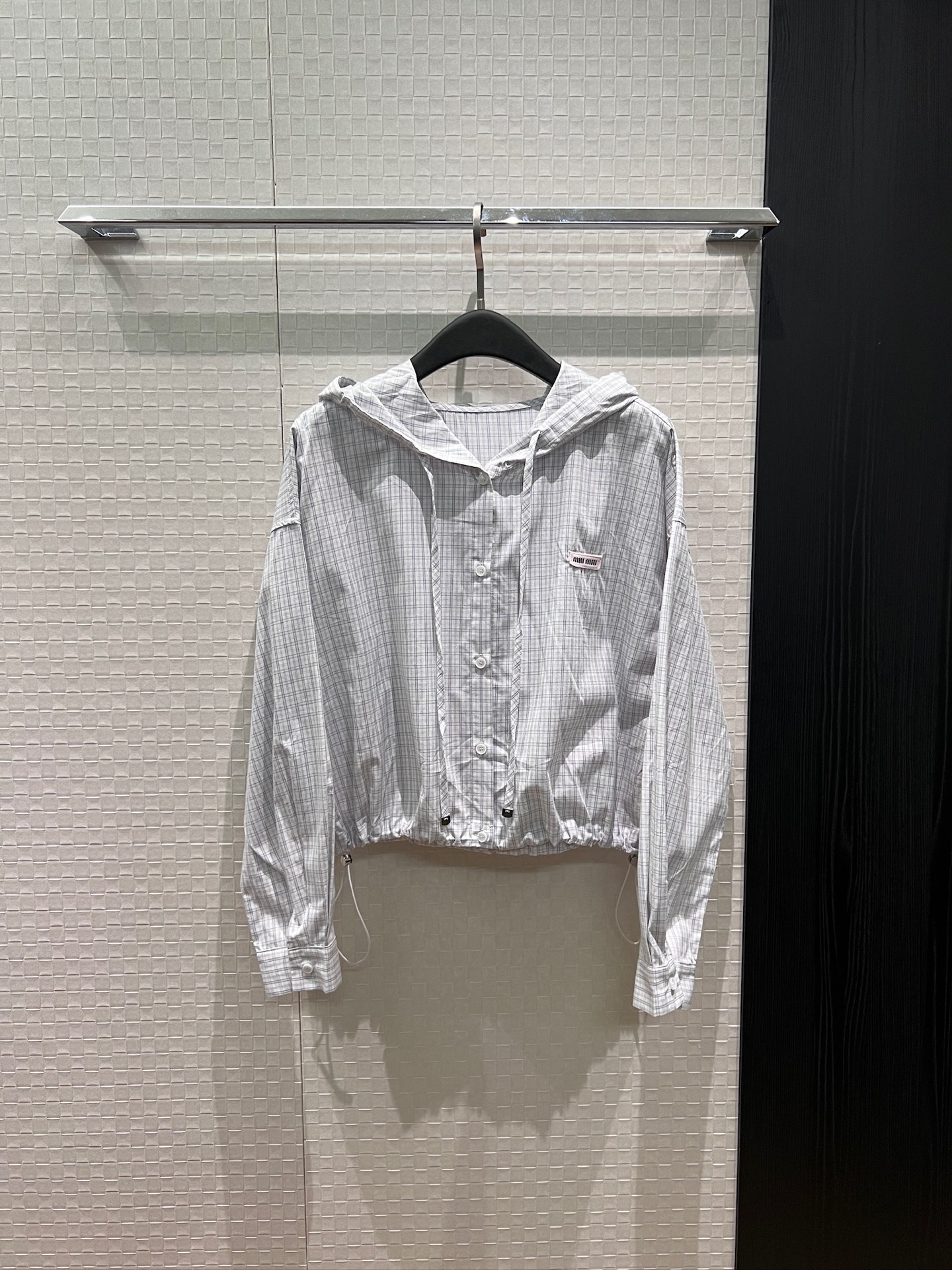 NO:841211,New miu style plaid hooded shirt. Loose and short style with logo label decoration on the chest. The drawstring at the hem can be used to tighten the waist, making it slimmer, sweeter and more versatile. Blue plaid/white plaid SML,,miumiu,hats,19860909新款miu系格纹连帽衬衣 宽松短款胸前logo标签装饰 下摆抽绳可收腰显瘦甜美可爱 减龄百搭 蓝格/白格 SML,,miumiu,hats,,Women's clothing