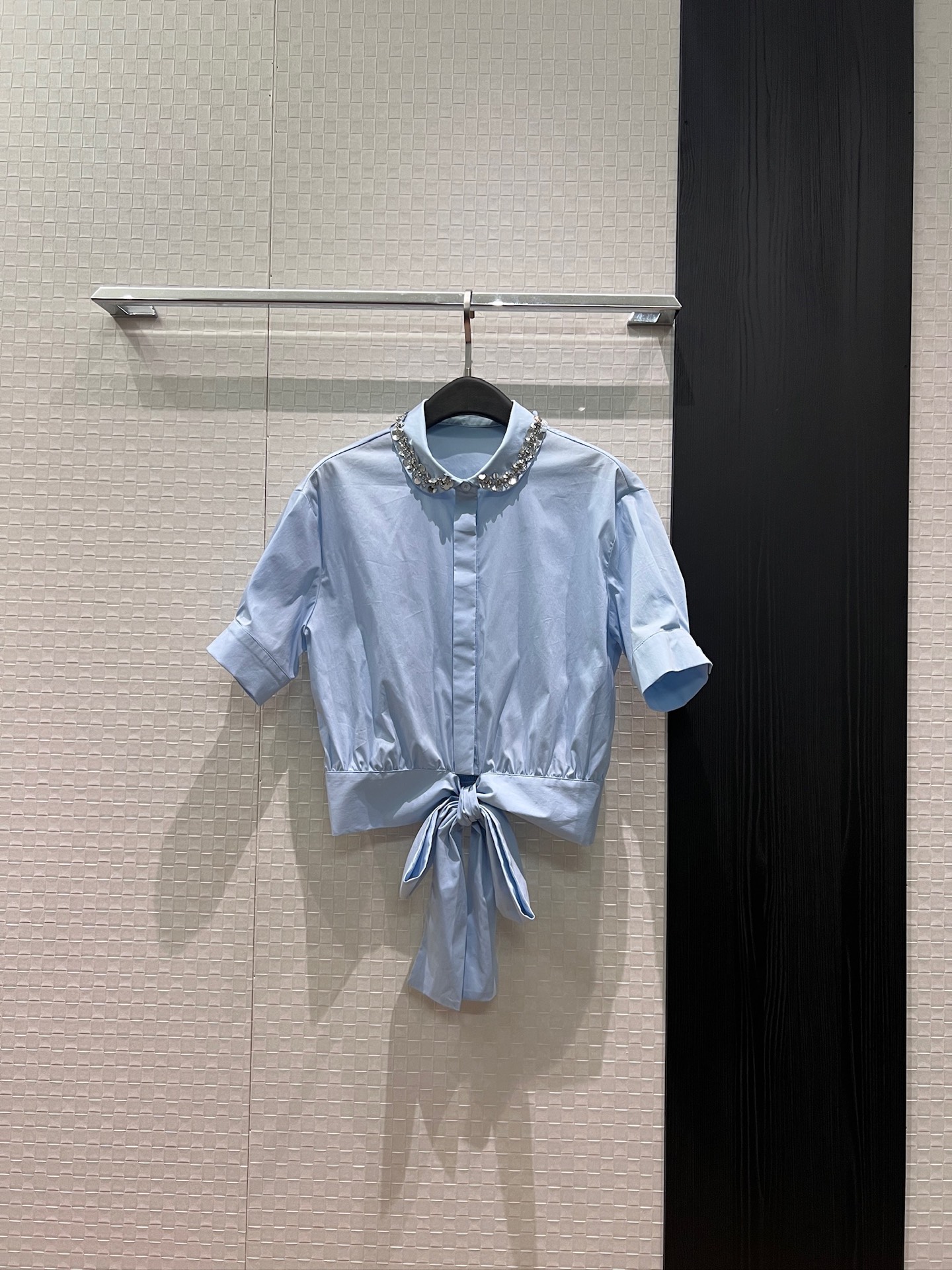 NO:841221,New heavy industry sequined rhinestone collar short shirt with blue bow design and elasticated back waist. Temperament to reduce age. Fashionable and versatile blue and white S-XL,,19860909新款重工亮片水钻领短款衬衣 系蓝蝴蝶结设计后腰打揽松紧 气质减龄 时尚百搭蓝色白色 S-XL,,,Women's clothing