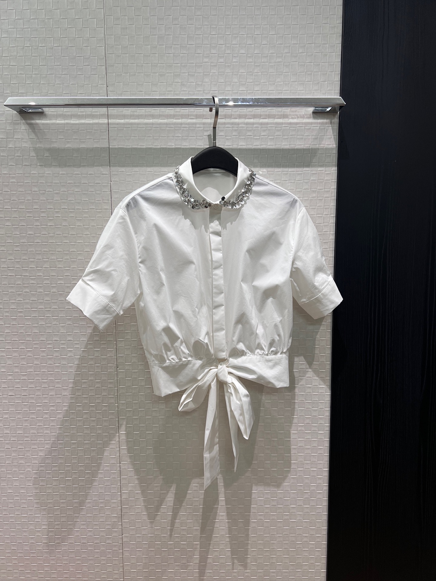NO:841230,New heavy industry sequined rhinestone collar short shirt with blue bow design and elasticated back waist. Temperament to reduce age. Fashionable and versatile blue and white S-XL,,19860909新款重工亮片水钻领短款衬衣 系蓝蝴蝶结设计后腰打揽松紧 气质减龄 时尚百搭蓝色白色 S-XL,,,Women's clothing