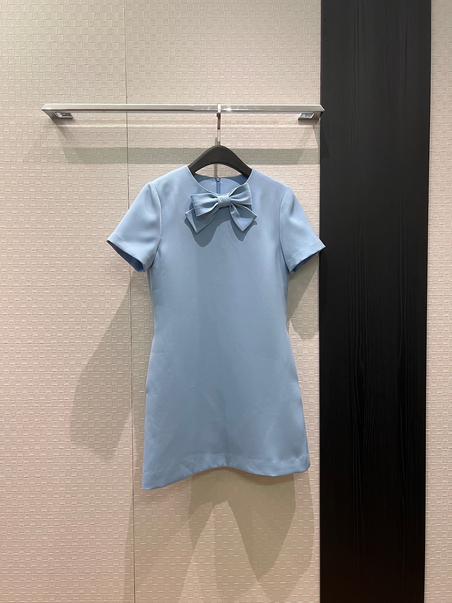 NO:841280,New arrival, bow decoration on the chest, short-sleeved round neck dress, slim A-line version, pockets on both sides, elegant and elegant for commuting, SML, skirts, T-shirt,19860909新款来袭胸前蝴蝶结装饰 短袖圆领连衣裙修身A字版型 两侧有口袋气质减龄 通勤优雅 SML,,skirts,T-shirt,,Women's clothing