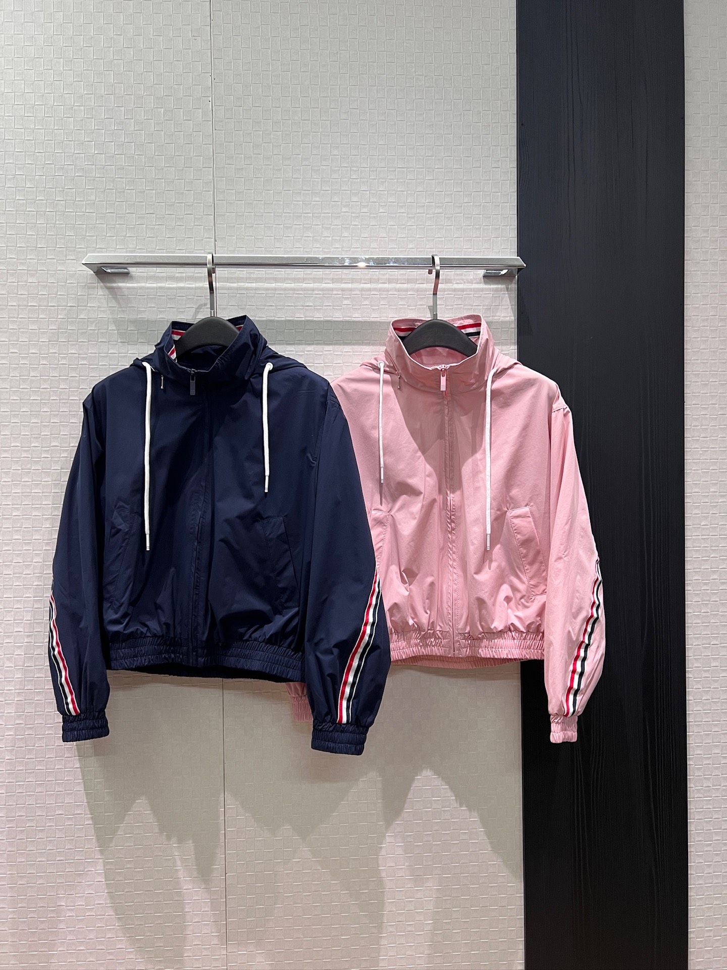 NO:841285,The new recommended TB hooded stand-collar windbreaker jacket. The hood can be stored at the hem and the cuffs are elastic. The classic red, white and blue webbing splicing decoration is loose and casual. It is versatile for all ages. Dark blue and pink SML,,jackets & coats,hats,19860909新款推荐TB连帽立领风衣外套 帽子可收纳下摆袖口松紧 经典红白蓝织带拼接装饰宽松休闲 减龄百搭 深蓝粉色 SML,,jackets & coats,hats,,Women's clothing