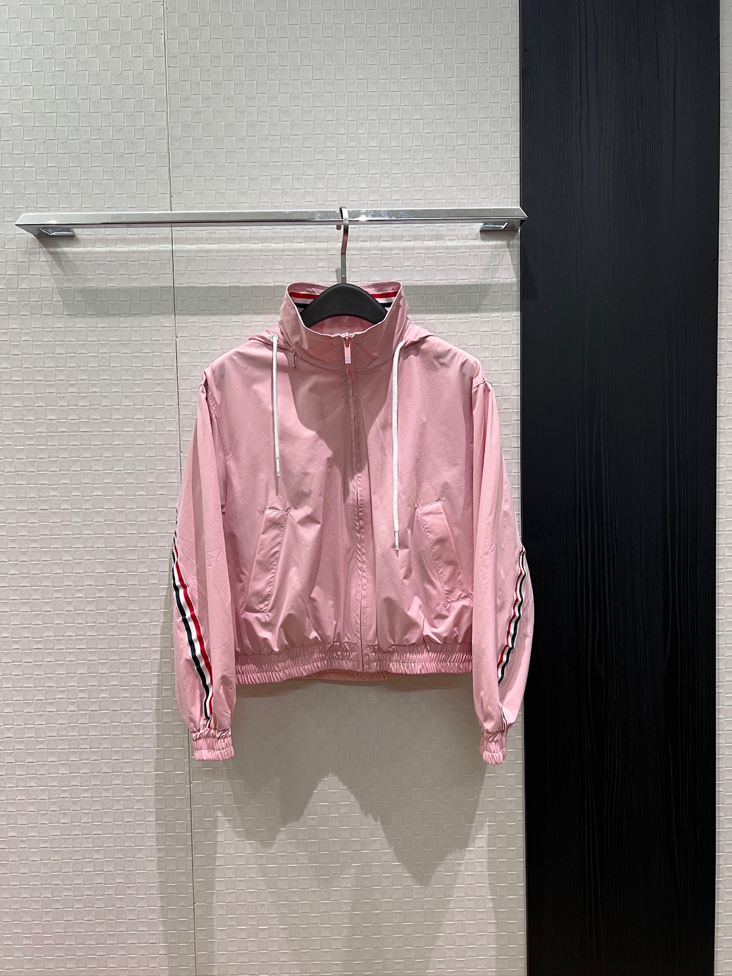 NO:841253,The new recommended TB hooded stand-collar windbreaker jacket. The hood can be stored at the hem and the cuffs are elastic. The classic red, white and blue webbing splicing decoration is loose and casual. It is versatile for all ages. Dark blue and pink SML,,jackets & coats,hats,19860909新款推荐TB连帽立领风衣外套 帽子可收纳下摆袖口松紧 经典红白蓝织带拼接装饰宽松休闲 减龄百搭 深蓝粉色 SML,,jackets & coats,hats,,Women's clothing