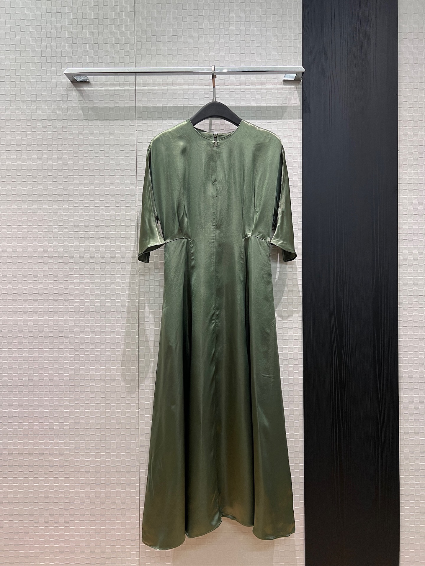NO:842115,The same style as the new beads. Minimalist hollow design acetate dress with dropped shoulders and hollow sleeves. Slim and slim. Lazy and elegant. The temperament is sophisticated and high-end for commuting. Green black S-XL,,skirts,19860909新款珠珠同款 极简镂空设计醋酸连衣裙落肩镂空中袖 修身显瘦 慵懒优雅 气质通勤精致高级 绿色黑色 S-XL,,skirts,,Women's clothing