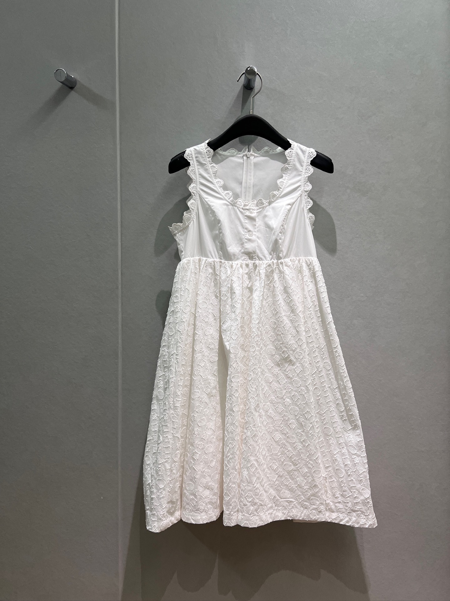 NO:842119,New round neck lace splicing old flower jacquard sleeveless vest dress A-line baby dress embroidered logo temperament versatile cute and age-reducing S-XL,,skirts,19860909新款圆领花边拼接老花提花无袖背心连衣裙A字娃娃裙 刺绣logo徽标气质百搭 可爱减龄 S-XL,,skirts,,Women's clothing
