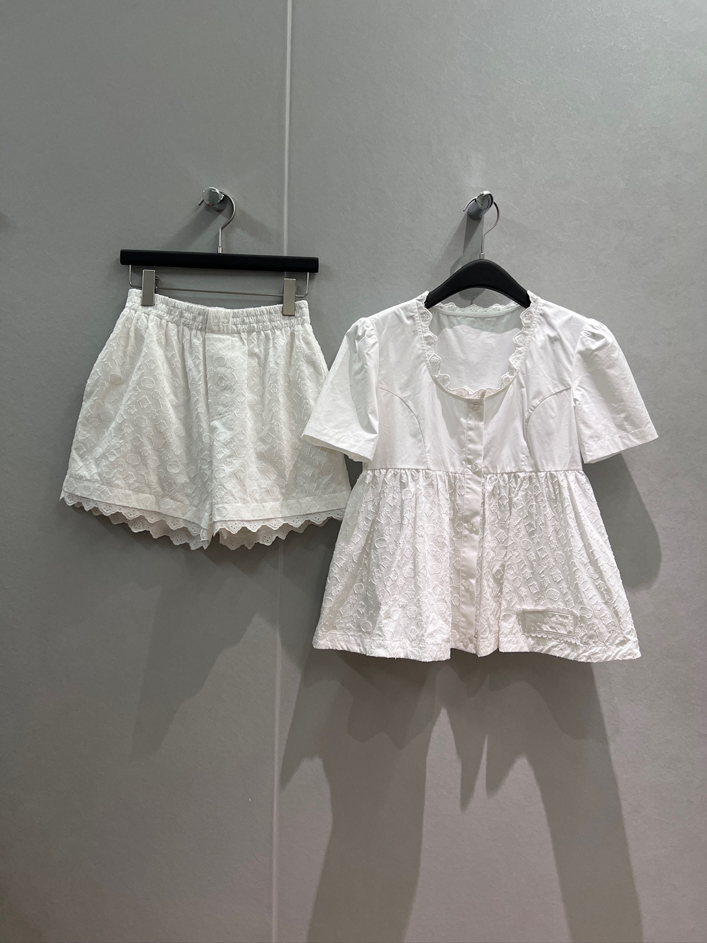 NO:842127,Tops Shorts New round neck lace puff short sleeves stitched with old flower jacquard Ruffled doll tops Elastic waist lace shorts Embroidered logo Logo temperament and versatile Cute and age-reducing S-XL,,shorts,T-shirt,19860909上衣 短裤 新款圆领花边泡泡短袖拼接老花提花 荷叶边娃娃上衣松紧腰花边短裤 刺绣logo徽标气质百搭 可爱减龄 S-XL,,shorts,T-shirt,,Women's clothing