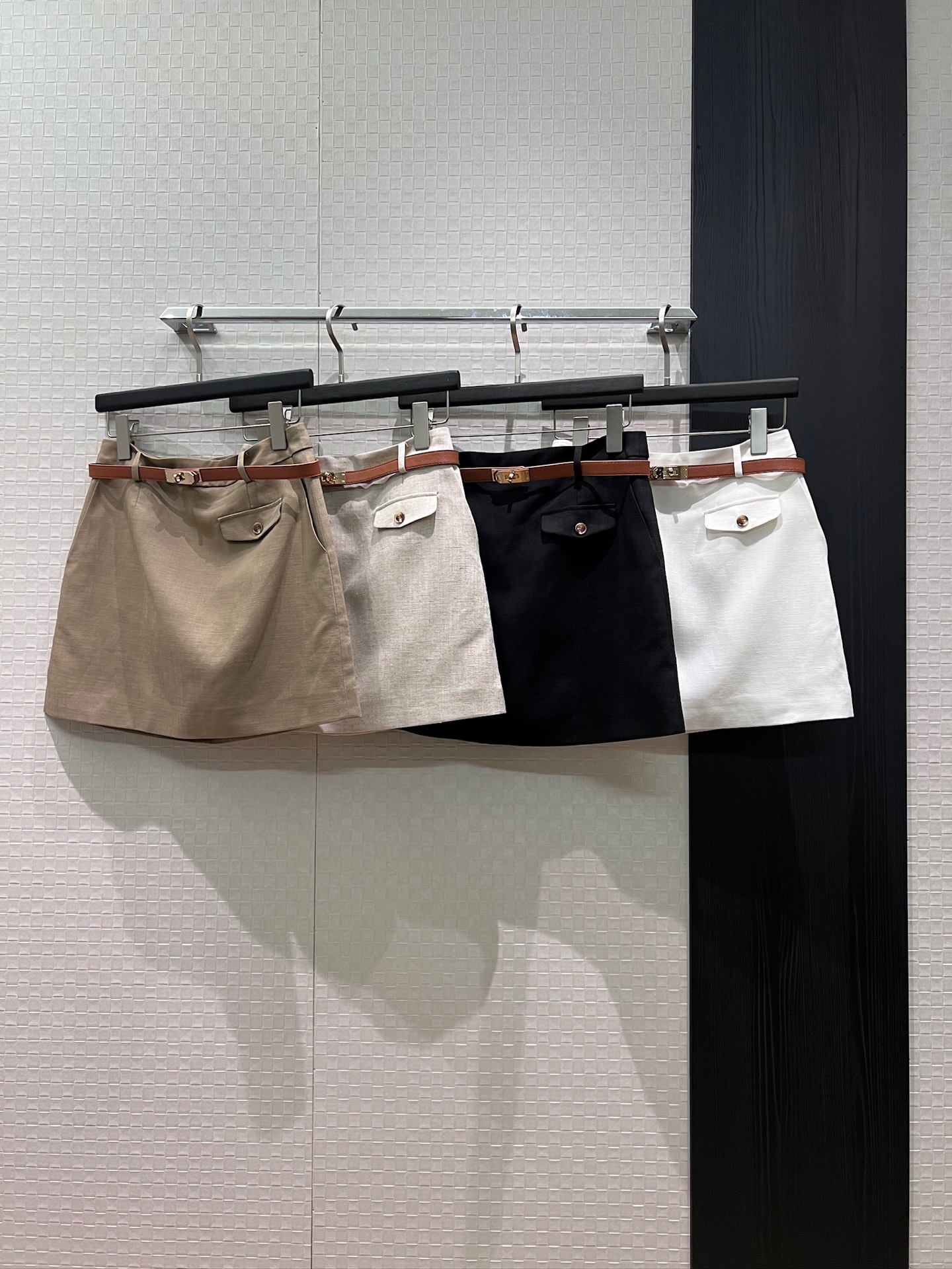 NO:842098,New twist buckle belt decorated A-line hip-hugging skirt, shorts lined with simple commuting, temperament and slim fit, versatile for age reduction, fashionable item black, white, apricot khaki S-XL,,skirts,shorts,19860909新款扭扣腰带装饰A字包臀半裙 短裤内衬简约通勤 气质修身 减龄百搭 时髦单品黑色白色杏色卡其 S-XL,,skirts,shorts,,Women's clothing
