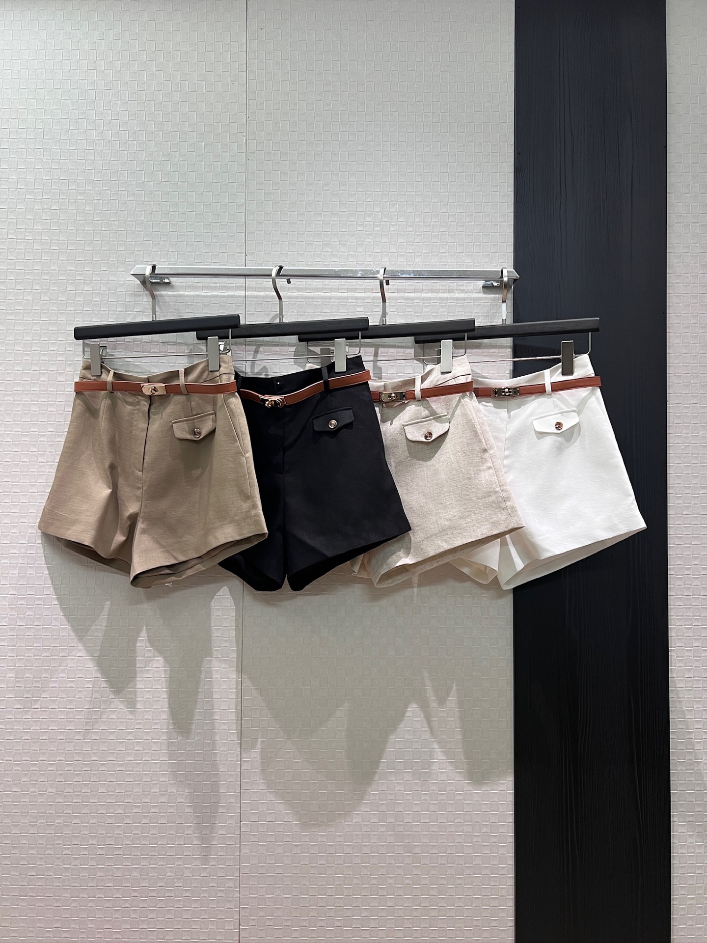 NO:842116,New twist buckle belt decoration, A-line suit shorts, simple commuting, slim fit, versatile for age reduction, fashionable item, black, white, apricot khaki, S-XL,,shorts,business suit,19860909新款扭扣腰带装饰 A字西装短裤简约通勤 气质修身 减龄百搭 时髦单品黑色白色杏色卡其 S-XL,,shorts,business suit,,Women's clothing