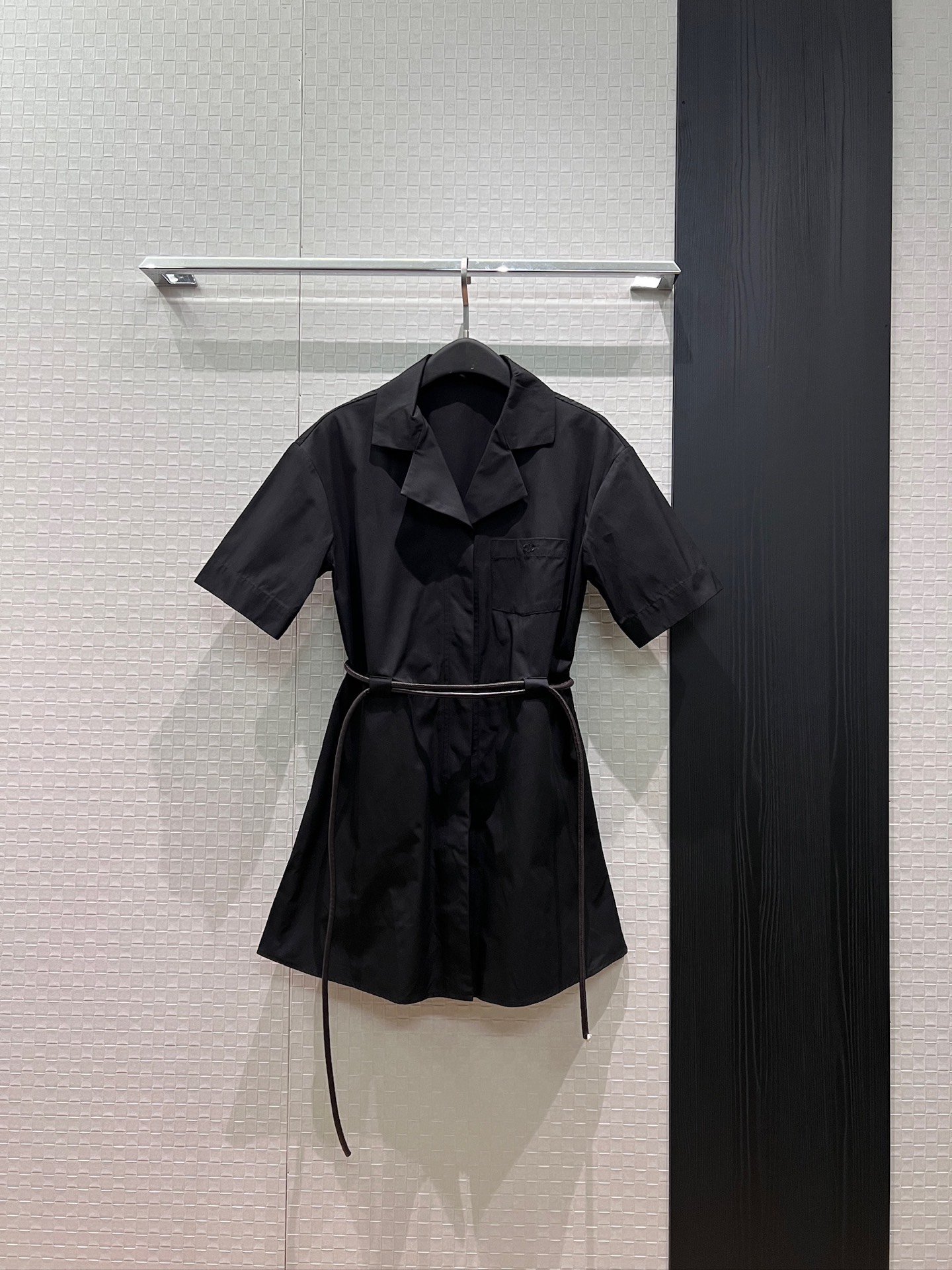 NO:842158,New arrival, chest pocket embroidered Arc de Triomphe decoration, short-sleeved lapel shirt dress with waist cord decoration, waist slimming pockets on both sides, elegant and age-reducing, casual vacation, black khaki SML, skirts, T-shirt,19860909新款来袭胸前口袋刺绣凯旋门装饰 短袖翻领衬衣连衣裙系腰绳装饰 收腰显瘦两侧口袋 气质减龄 休闲度假 黑色卡其 SML,,skirts,T-shirt,,Women's clothing