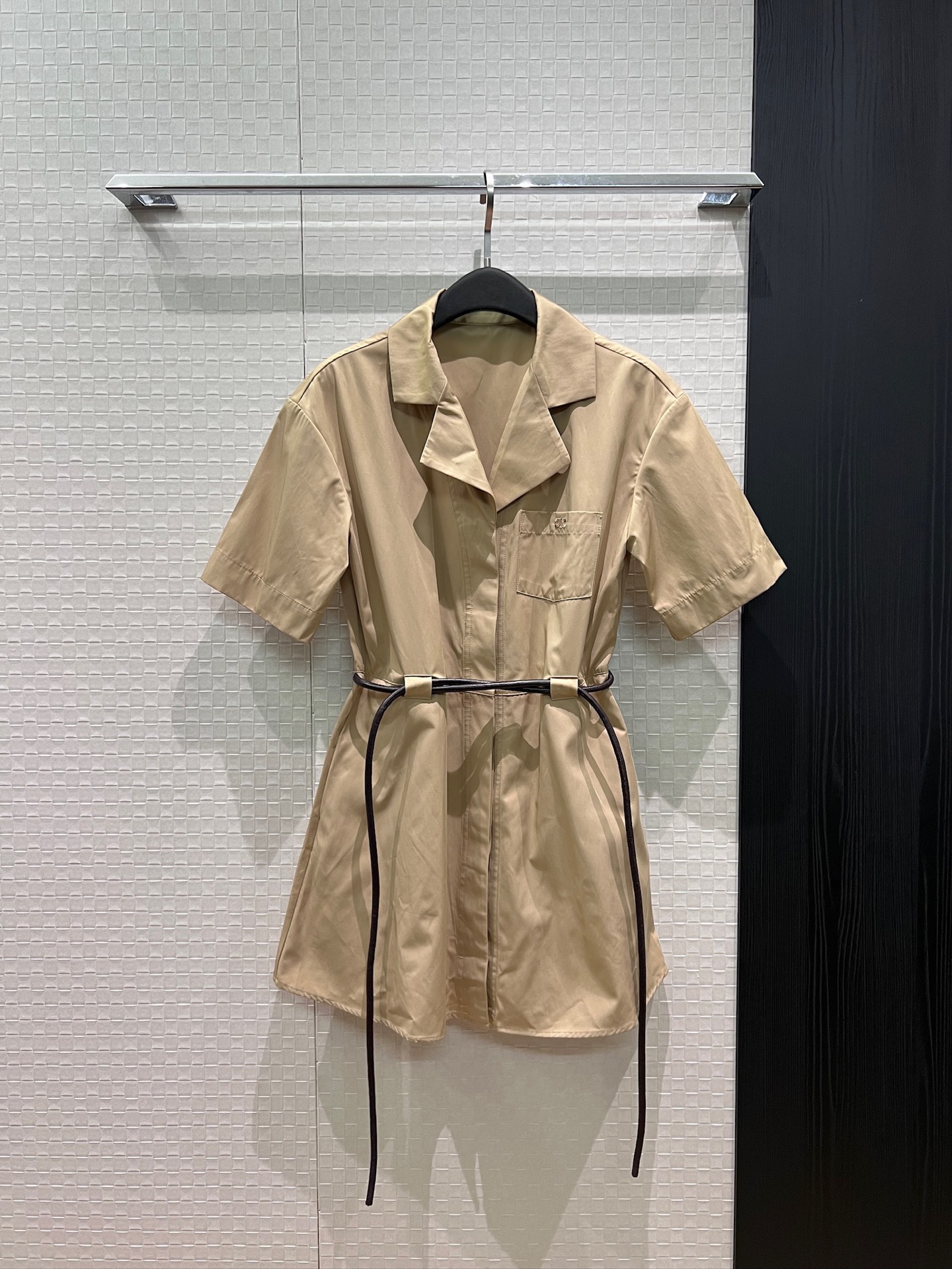 NO:842168,New arrival, chest pocket embroidered Arc de Triomphe decoration, short-sleeved lapel shirt dress with waist cord decoration, waist slimming pockets on both sides, elegant and age-reducing, casual vacation, black khaki SML, skirts, T-shirt,19860909新款来袭胸前口袋刺绣凯旋门装饰 短袖翻领衬衣连衣裙系腰绳装饰 收腰显瘦两侧口袋 气质减龄 休闲度假 黑色卡其 SML,,skirts,T-shirt,,Women's clothing