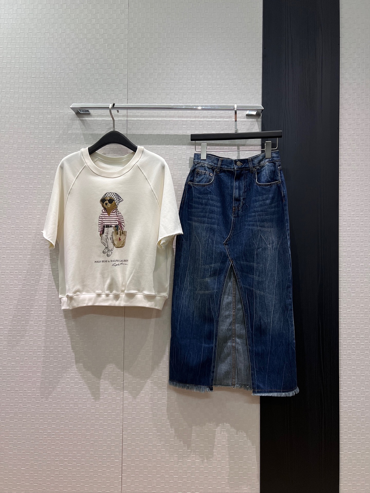 NO:842178,New RL headscarf bear furry sweatshirt T-shirt slit design raw edge denim skirt long skirt casual and age-reducing simple and fashionable set can be worn separately SML top 82290190 skirt, hoodie, sweatshirts, skirts, tees, t-shirt,19860909新款RL头巾小熊毛边卫衣T恤开叉设计 毛边牛仔半裙长裙休闲减龄 简单时尚 可一套可分开搭 SML 上衣82290190 半裙,,hoodie,sweatshirts,skirts,tees，t-shirt,,Women's clothing