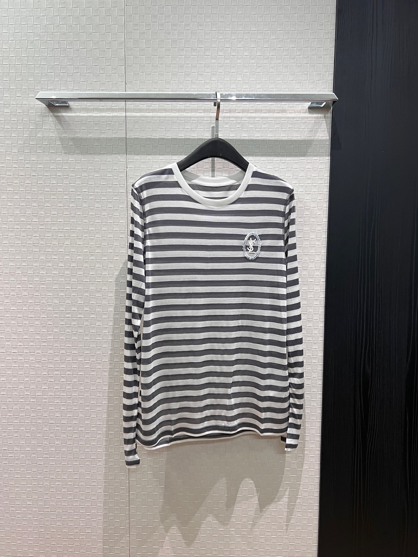 NO:842139,New heavy industry beaded three-dimensional embroidery YSL striped long-sleeved T-shirt, round neck, loose, simple and versatile, fashionable and age-reducing, gray pink SML, saint laurent, tees, t-shirt,19860909新款重工钉珠立体刺绣ysl条纹长袖T恤 圆领宽松简单百搭 时尚减龄 灰色粉色 SML,,saint laurent,tees，t-shirt,,Women's clothing
