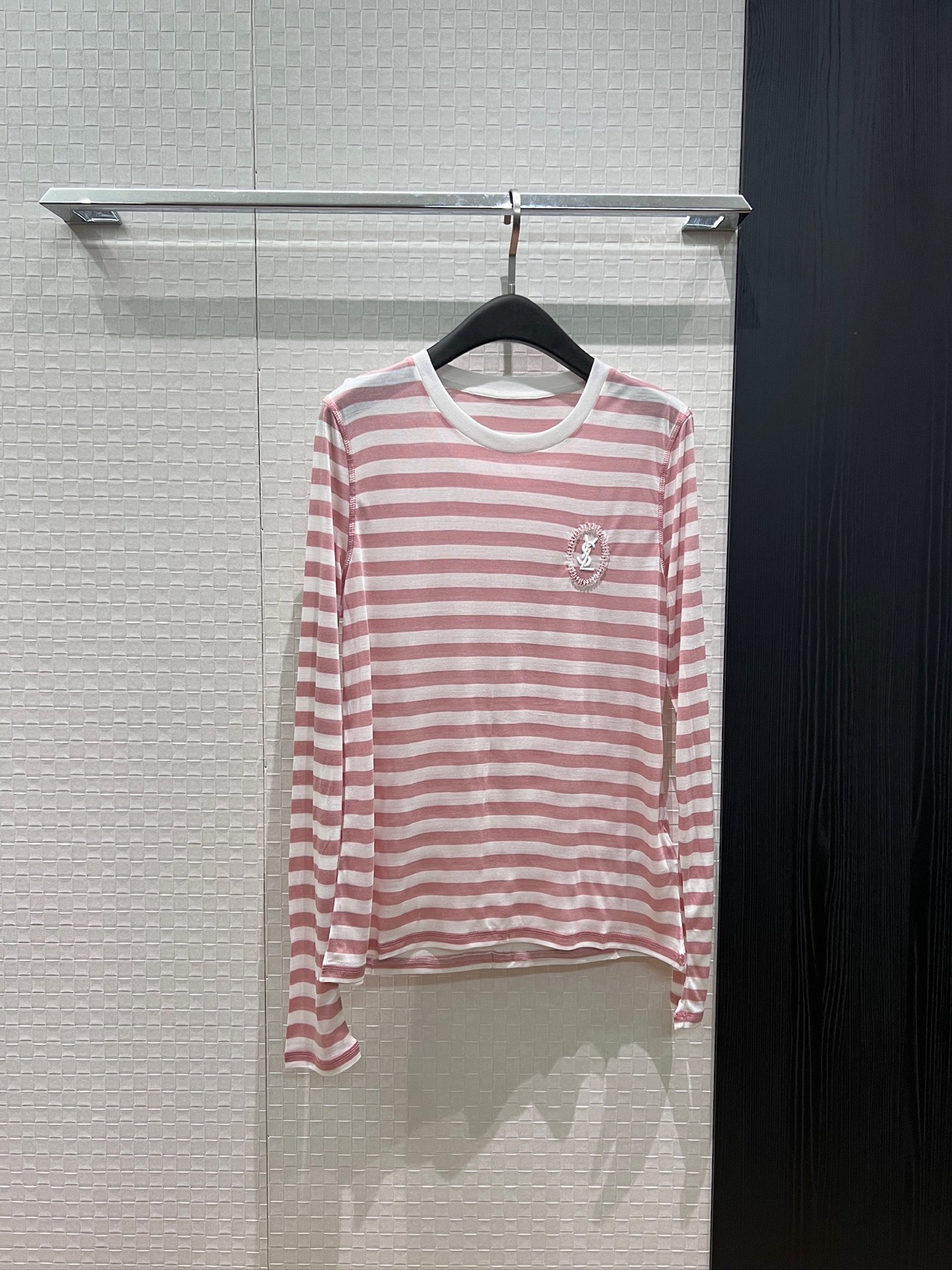NO:842145,New heavy industry beaded three-dimensional embroidery YSL striped long-sleeved T-shirt, round neck, loose, simple and versatile, fashionable and age-reducing, gray pink SML, saint laurent, tees, t-shirt,19860909新款重工钉珠立体刺绣ysl条纹长袖T恤 圆领宽松简单百搭 时尚减龄 灰色粉色 SML,,saint laurent,tees，t-shirt,,Women's clothing