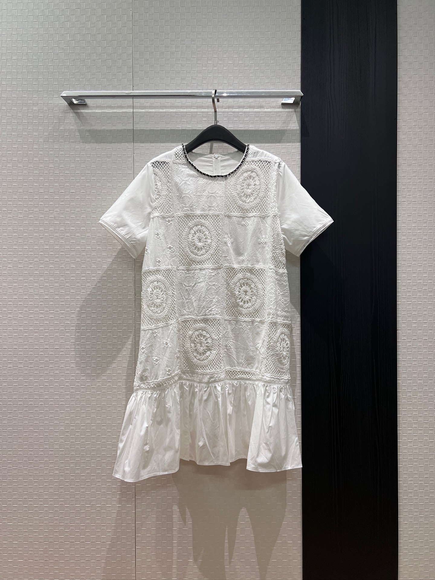 NO:842830,New chain decorated collar, embroidered hollow pattern splicing, ruffled doll dress, loose and casual, vacation age reduction SML,,skirts,19860909新款链条装饰衣领 刺绣镂空花纹拼接荷叶边娃娃连衣裙宽松休闲 度假减龄SML,,skirts,,Women's clothing