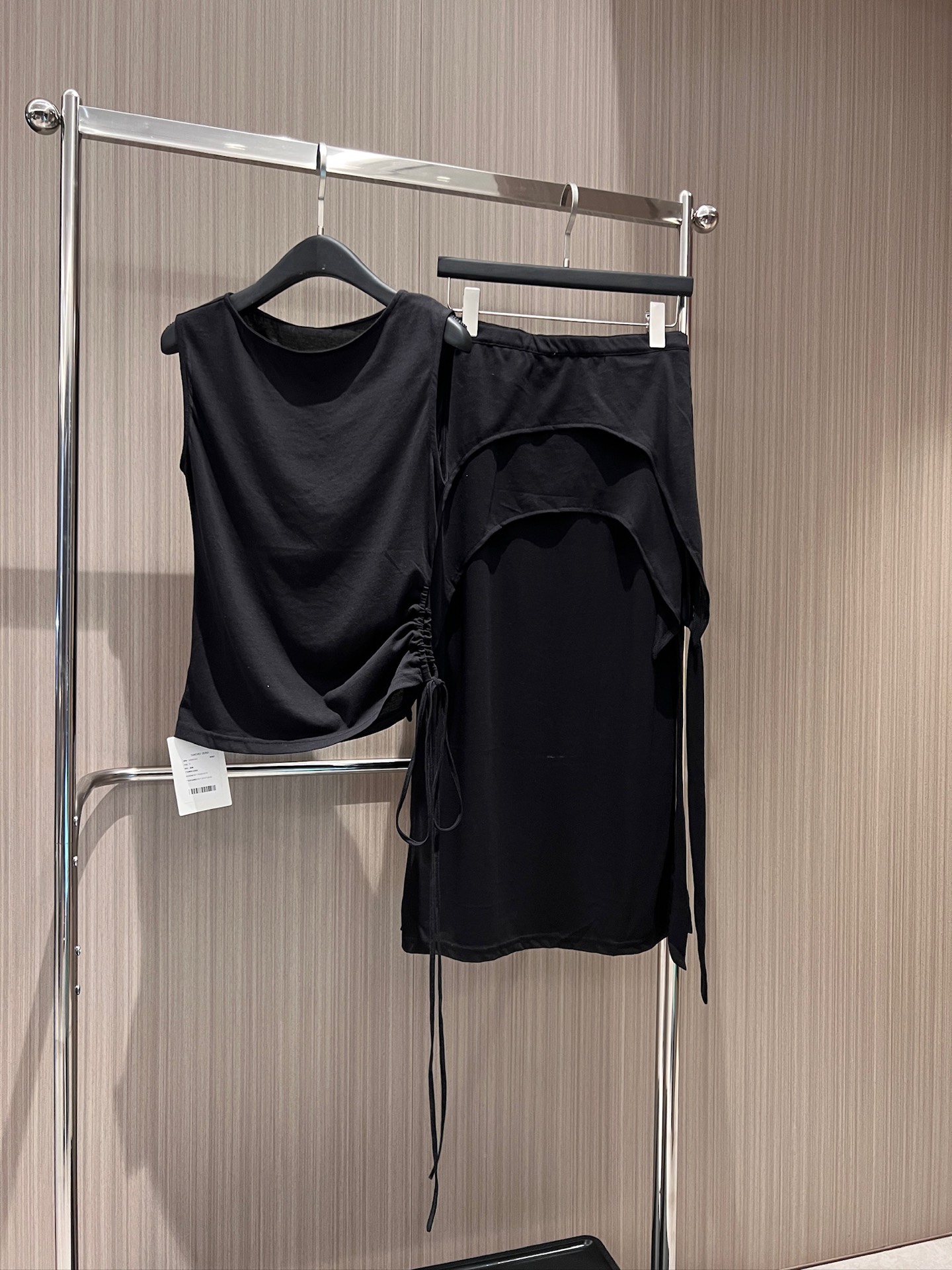 NO:842793,The new punchy designer irregular patchwork ribbon hip-hugging skirt, elastic waist skirt with slits on both sides, casual and versatile, can be matched with the same series of drawstring vests in black and dark blue SML,,skirts,19860909新款冲冲设计师不规则拼接飘带包臀半裙 松紧腰裙摆两侧开叉 休闲百搭 可搭同系列抽绳背心黑色深蓝 SML,,skirts,,Women's clothing