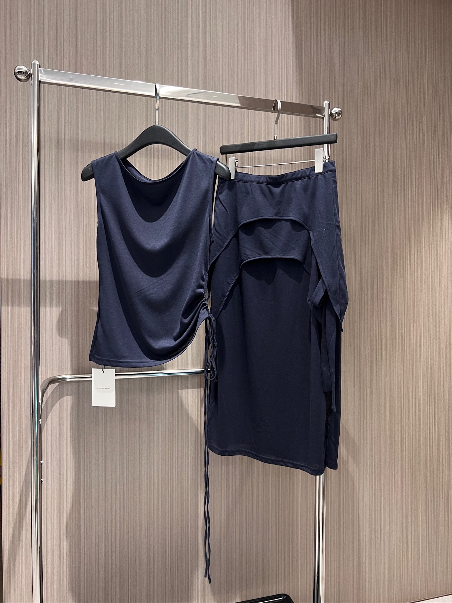 NO:842805,The new punchy designer irregular patchwork ribbon hip-hugging skirt, elastic waist skirt with slits on both sides, casual and versatile, can be matched with the same series of drawstring vests in black and dark blue SML,,skirts,19860909新款冲冲设计师不规则拼接飘带包臀半裙 松紧腰裙摆两侧开叉 休闲百搭 可搭同系列抽绳背心黑色深蓝 SML,,skirts,,Women's clothing
