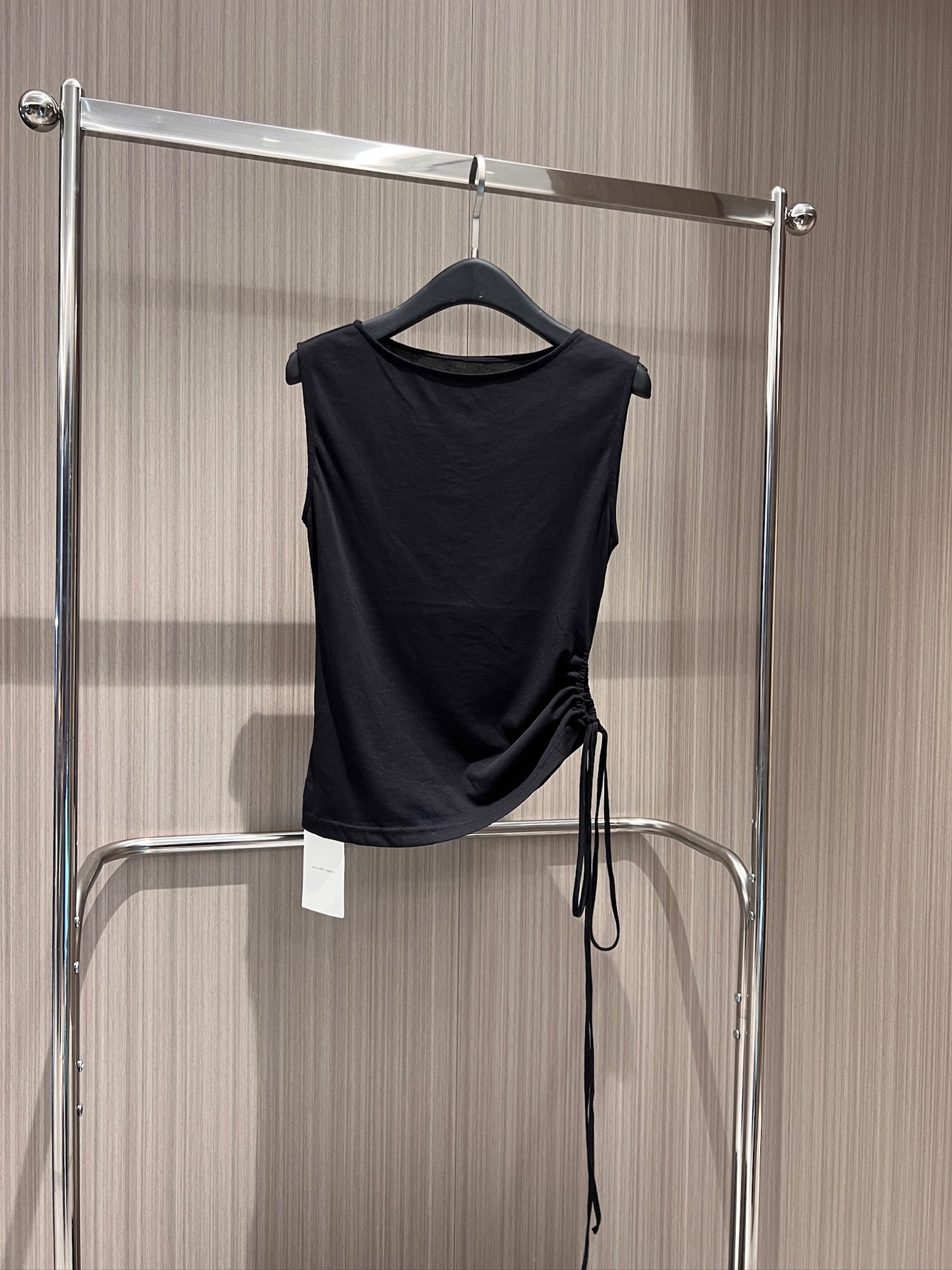 NO:842796,New style sleeveless vest top with punched drawstring pleated design. Hollow out and irregular waist. Can be worn with the same skirt for leisure vacation. Comfortable and soft. Black and dark blue. SML,,skirts,19860909新款冲冲抽绳褶皱设计无袖背心上衣 镂空露腰不规则收腰 可搭同款半裙休闲度假 舒适软糯 黑色深蓝 SML,,skirts,,Women's clothing