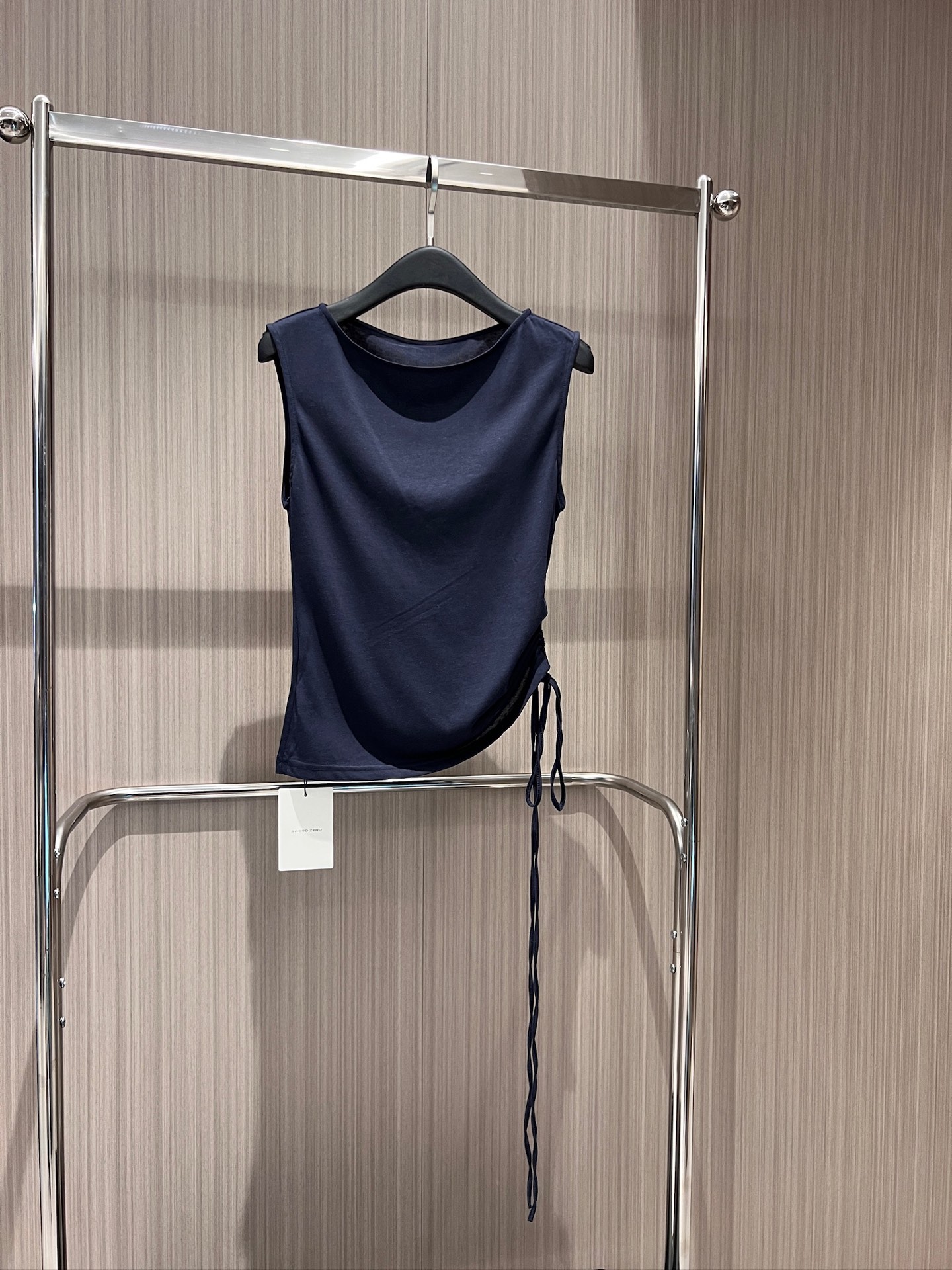 NO:842811,New style sleeveless vest top with punched drawstring pleated design. Hollow out and irregular waist. Can be worn with the same skirt for leisure vacation. Comfortable and soft. Black and dark blue. SML,,skirts,19860909新款冲冲抽绳褶皱设计无袖背心上衣 镂空露腰不规则收腰 可搭同款半裙休闲度假 舒适软糯 黑色深蓝 SML,,skirts,,Women's clothing