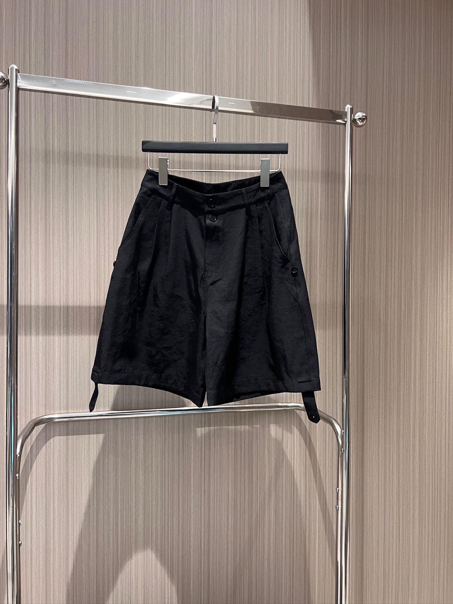 NO:845100,New style designer wide-leg trousers. Casual mid-length trousers with legs that can be tied and hemmed for decoration. Handsome and versatile. Fashionable personality. Lazy and age-reducing. Black and white SML,,19860909新款冲冲设计师阔腿五分裤 休闲中裤裤腿可系带卷边装饰 帅气百搭时尚个性 慵懒减龄 黑色白色 SML,,,Women's clothing