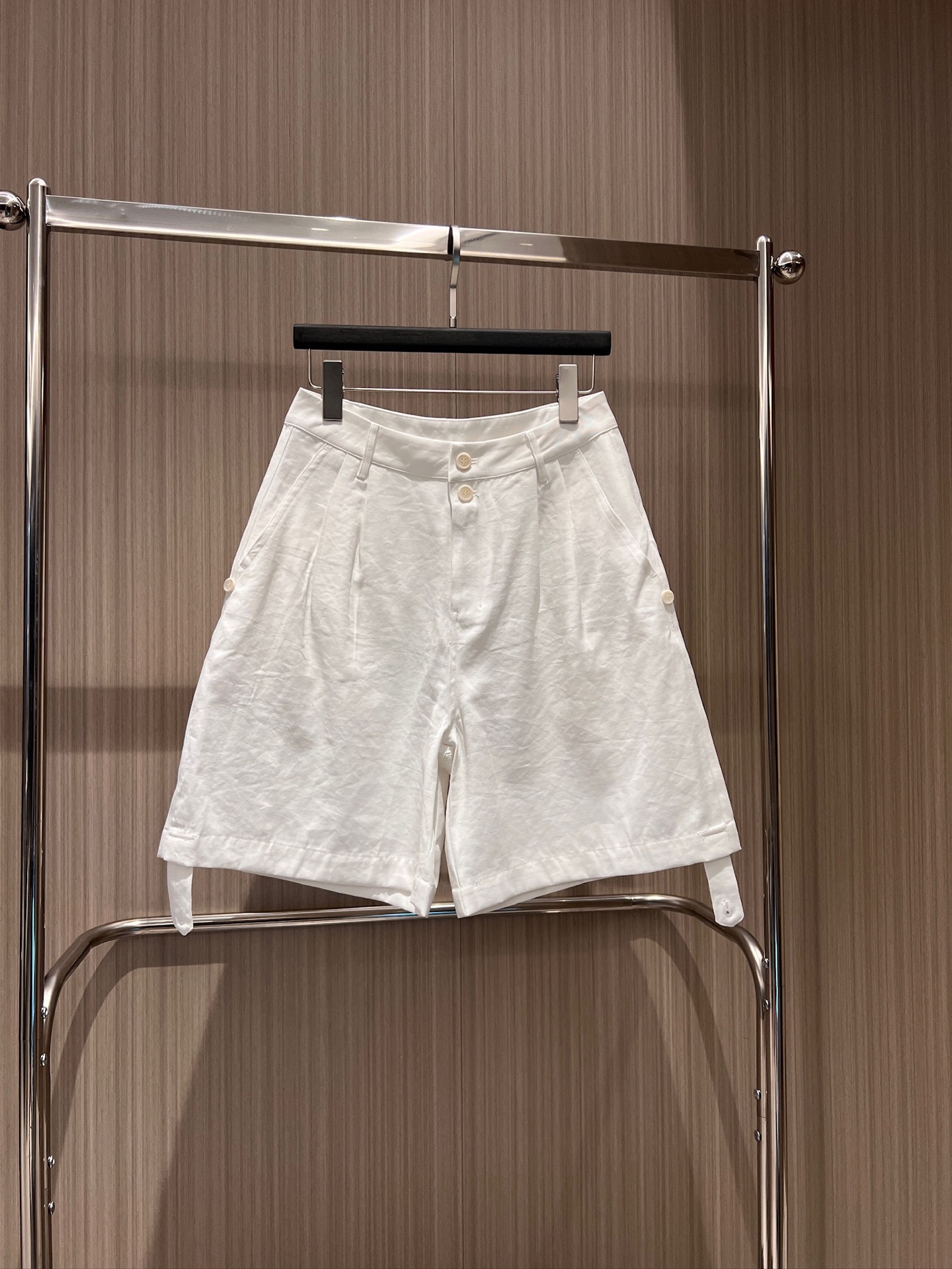 NO:845091,New style designer wide-leg trousers. Casual mid-length trousers with legs that can be tied and rolled for decoration. Handsome and versatile, fashionable and stylish. Lazy and age-reducing. Black and white SML,,19860909新款冲冲设计师阔腿五分裤 休闲中裤裤腿可系带卷边装饰 帅气百搭时尚个性 慵懒减龄 黑色白色 SML,,,Women's clothing