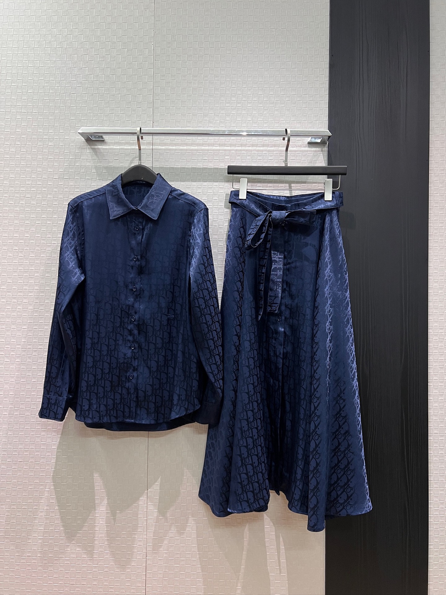 NO:842822,Shirt, skirt, new CD old flower jacquard shirt, bow tie, buttoned skirt, pockets on both sides, simple large skirt, elegant for commuting, versatile temperament, dark blue and white S-XL,,skirts,19860909衬衣 半裙 新款CD老花提花衬衣蝴蝶结系带排扣半裙 两侧有口袋简约大裙摆 通勤优雅 气质百搭 深蓝白色 S-XL,,skirts,,Women's clothing