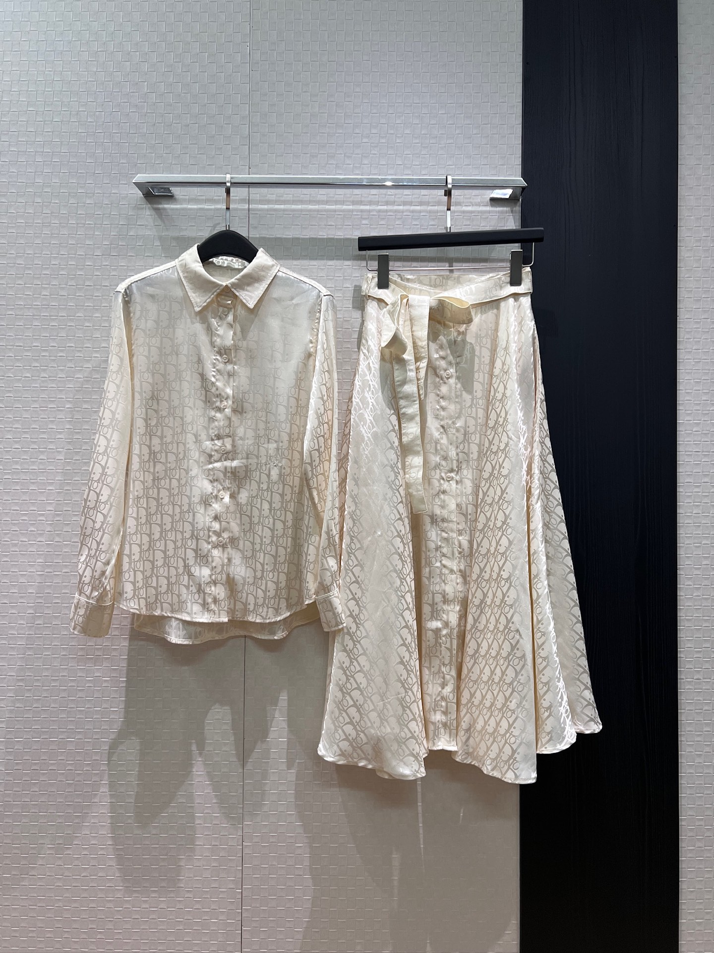 NO:842832,Shirt, skirt, new CD old flower jacquard shirt, bow tie, buttoned skirt, pockets on both sides, simple large skirt, elegant for commuting, versatile temperament, dark blue and white S-XL,,skirts,19860909衬衣 半裙 新款CD老花提花衬衣蝴蝶结系带排扣半裙 两侧有口袋简约大裙摆 通勤优雅 气质百搭 深蓝白色 S-XL,,skirts,,Women's clothing