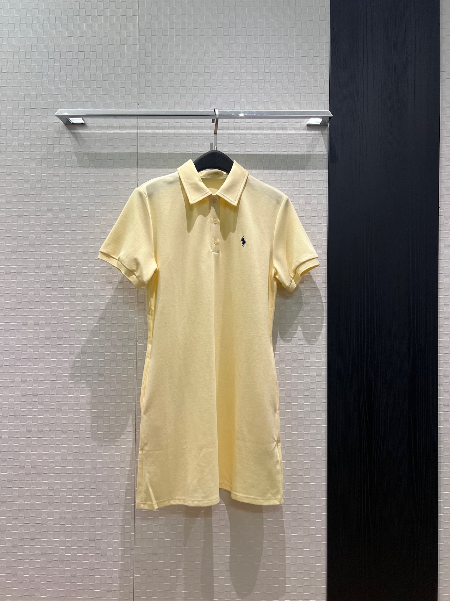 NO:842850,Recommended new style polo skirt with classic embroidered pony logo on the chest and decorated lapels. Pockets on both sides of the dress. Versatile for all ages. Cute and casual, dark blue, white and yellow. SML,,skirts,19860909推荐新款胸前经典刺绣小马logo装饰翻领polo裙 连衣裙两侧口袋 减龄百搭 可爱休闲深蓝白色黄色 SML,,skirts,,Women's clothing