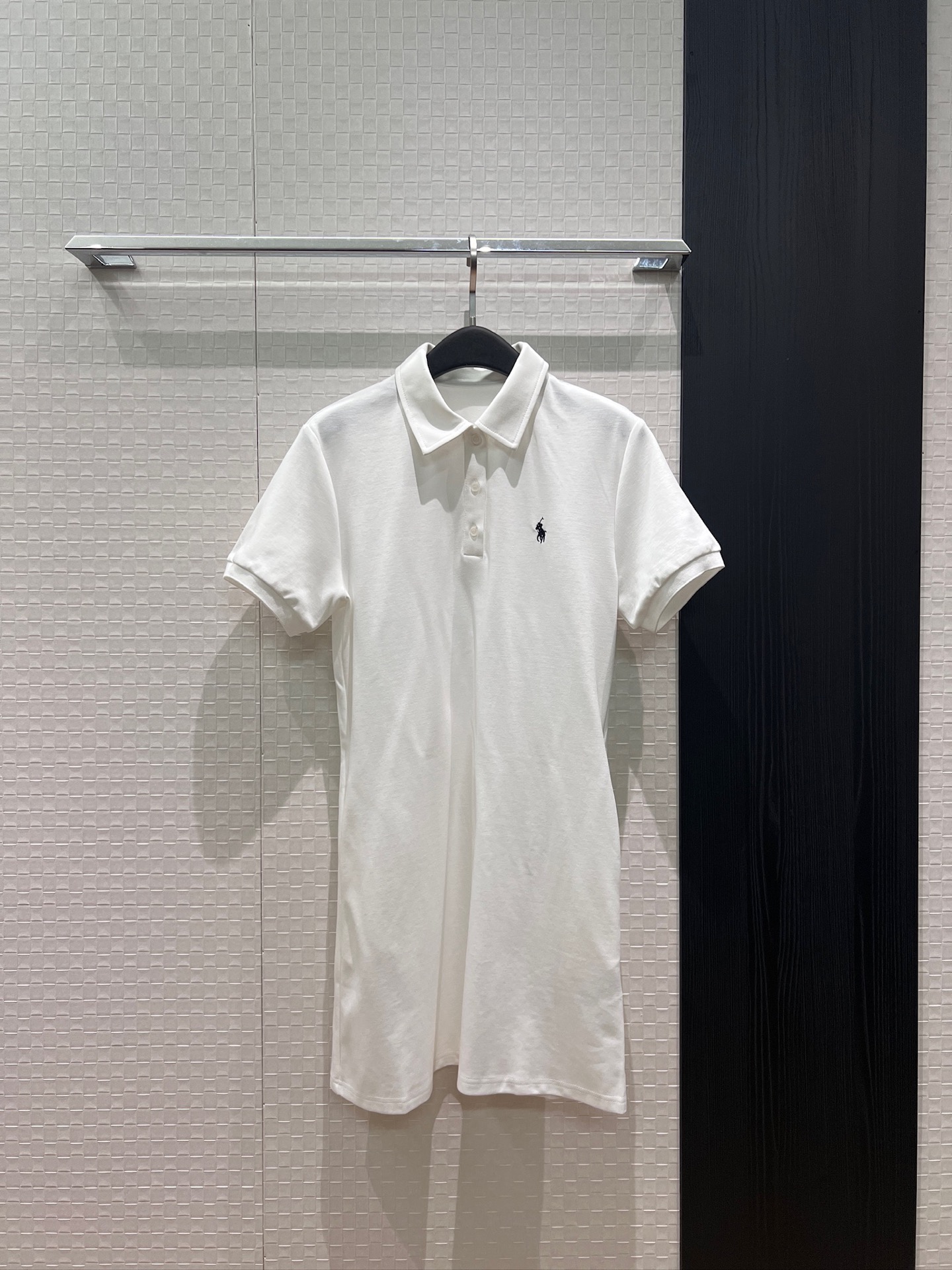 NO:842858,Recommended new style polo skirt with classic embroidered pony logo on the chest and decorated lapels. Pockets on both sides of the dress. Versatile for all ages. Cute and casual, dark blue, white and yellow. SML,,skirts,19860909推荐新款胸前经典刺绣小马logo装饰翻领polo裙 连衣裙两侧口袋 减龄百搭 可爱休闲深蓝白色黄色 SML,,skirts,,Women's clothing