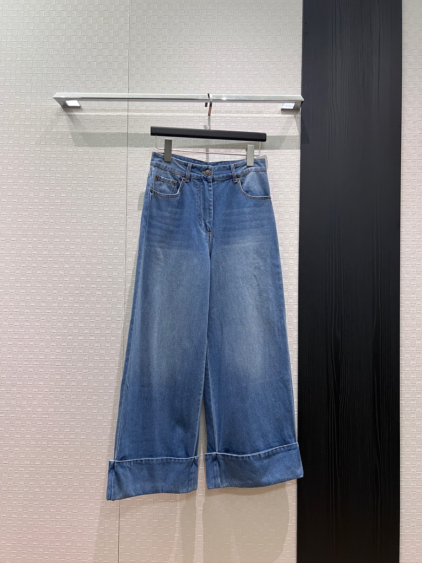 NO:842866,The same style as the new Zhuzhu. Wide-leg jeans with curling design. Washed light blue back pocket with V metal decoration. Simple and slimming. Versatile for age reduction. Can be worn with shirts SML,,jeans,19860909新款朱珠同款 卷边设计阔腿牛仔裤 洗水浅蓝后口袋V金属装饰 简约显瘦 减龄百搭 可搭衬衣SML,,jeans,,Women's clothing