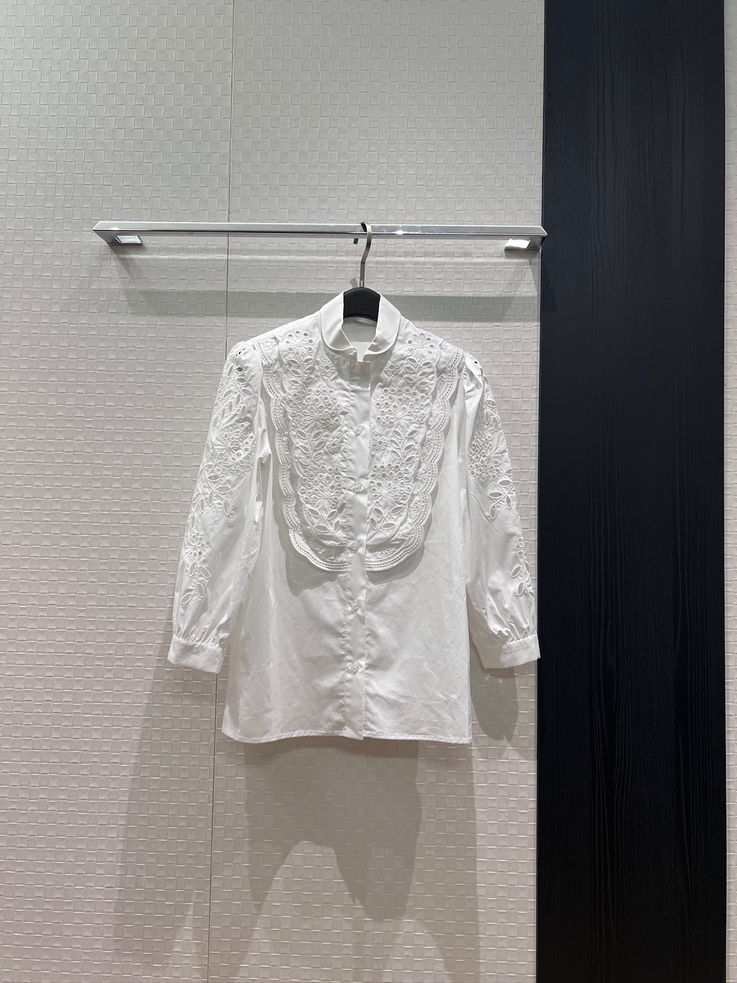 NO:842873,New doll small lapel heavy-duty hollow embroidered puff sleeve shirt with lace splicing on the chest, age-reducing and versatile SML,,19860909新款娃娃小翻领重工镂空刺绣泡泡袖衬衣胸前花边拼接 减龄百搭SML,,,Women's clothing