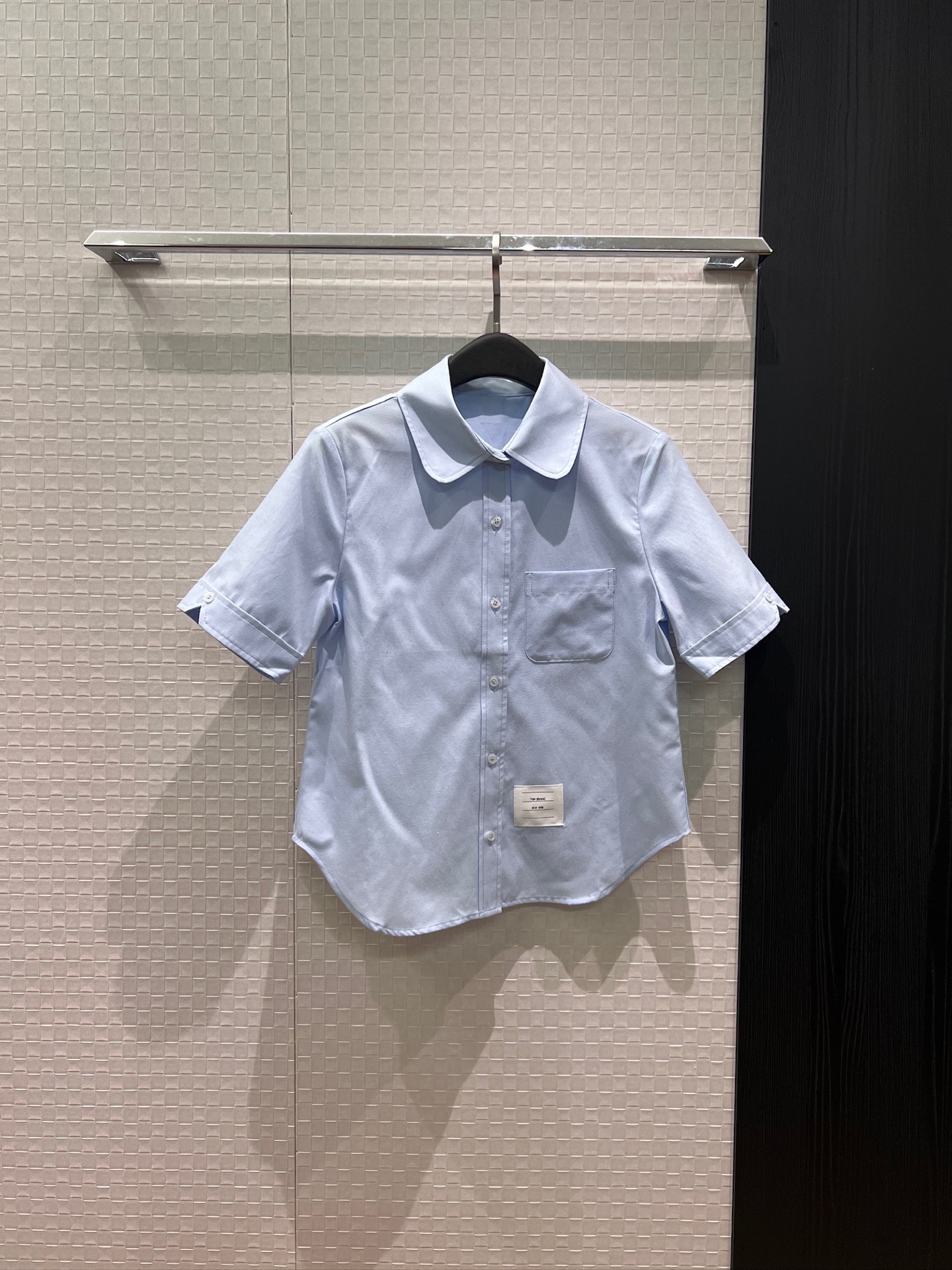 NO:842842,New arrival: TB Pan Peter collar short shirt. Irregular hem. Classic red, white and blue webbing decoration. Versatile blue and white for age reduction. SML,,19860909新款来袭TB潘彼得领短款衬衣 不规则下摆经典红白蓝织带装饰 减龄百搭蓝色白色 SML,,,Women's clothing