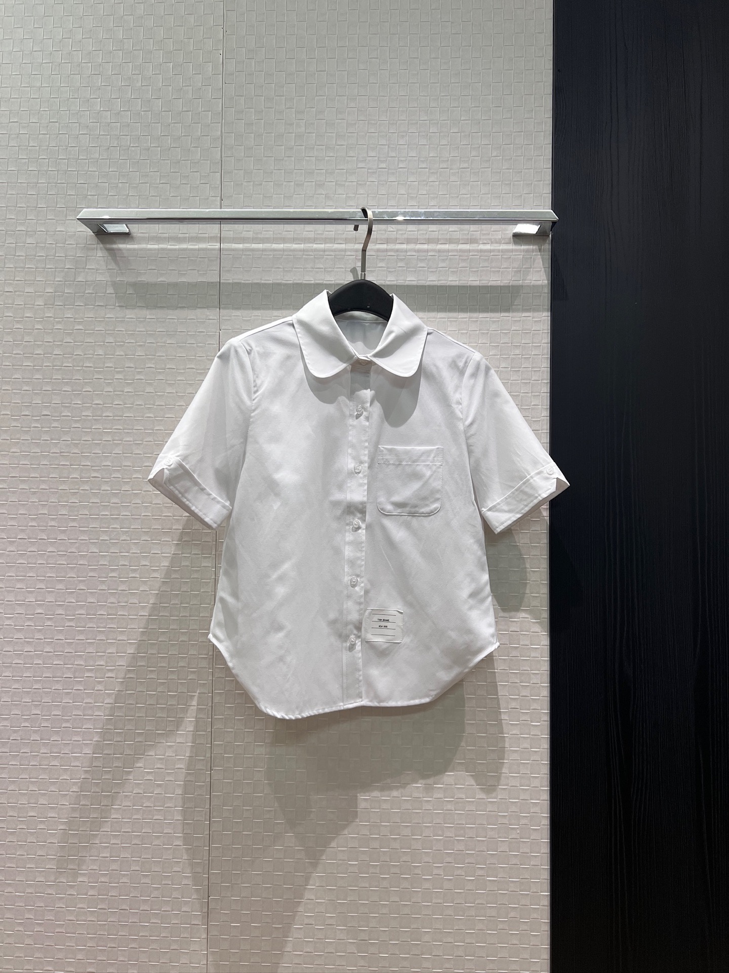 NO:842852,New arrival: TB Pan Peter collar short shirt. Irregular hem. Classic red, white and blue webbing decoration. Versatile blue and white for age reduction. SML,,19860909新款来袭TB潘彼得领短款衬衣 不规则下摆经典红白蓝织带装饰 减龄百搭蓝色白色 SML,,,Women's clothing