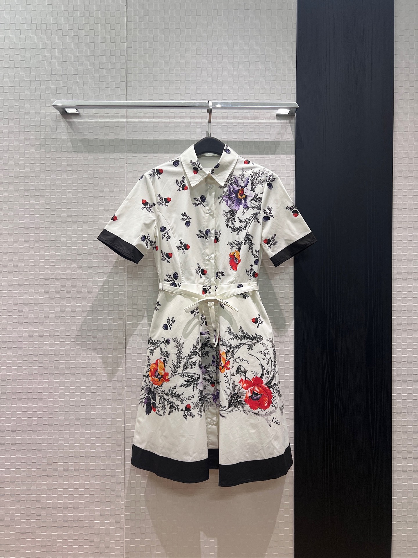 NO:843663,New style lapel positioning printed short-sleeved dress with CD bow belt decoration. Pockets on both sides make it look younger and fashionable for commuting. S-XL, skirts, T-shirt,19860909新款翻领定位印花短袖连衣裙系CD蝴蝶结腰带装饰 两侧有口袋气质减龄 时尚通勤 S-XL,,skirts,T-shirt,,Women's clothing