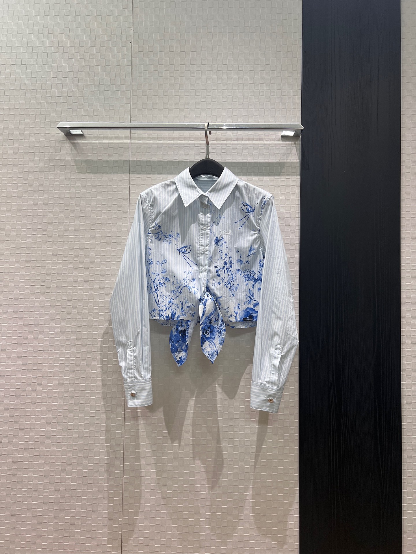 NO:843671,New irregular hem design. Positioned printed lapel short shirt with logo letters embroidered on the chest. Open mold CD buckle. Can be knotted for loose and casual decoration. Versatile for age reduction. Blue pink S-XL,,19860909新款不规则下摆设计 定位印花翻领短款衬衣胸前刺绣logo字母 开模CD扣 可打结装饰宽松休闲 减龄百搭 蓝色粉色 S-XL,,,Women's clothing
